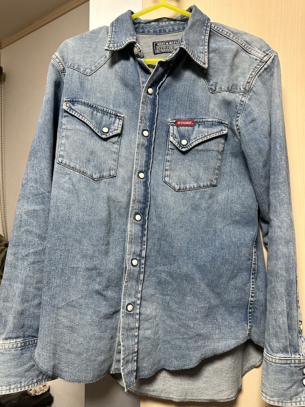 「HYSTERIC GLAMOURのSUNSET STRIP刺繍 ウエスタンデニムシャツ（シャツ/ブラウス、ブルー系）」を使った、mattu0911さん（メンズ・162cm）の冬コーディネートの2枚目の写真