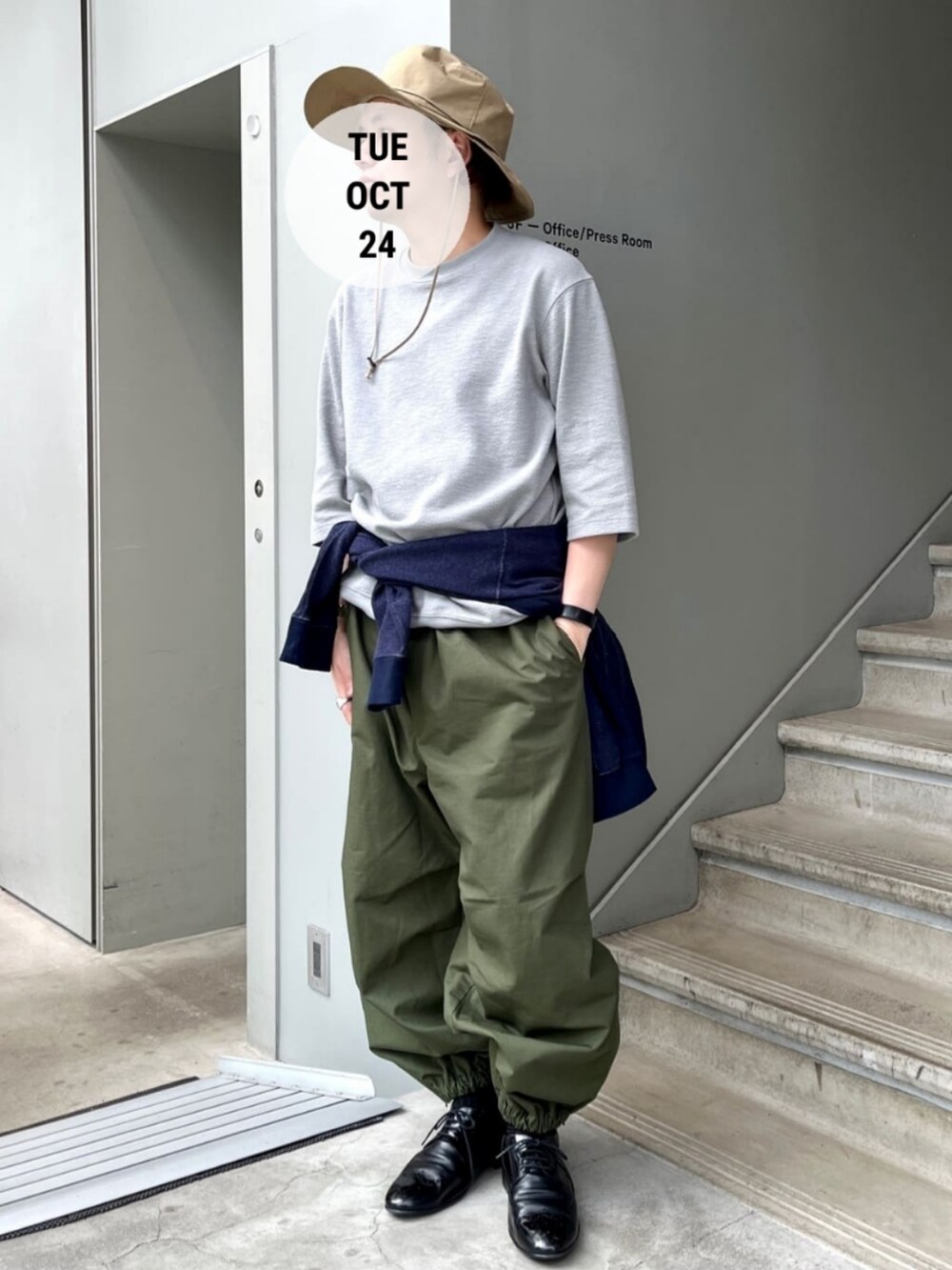 グリーン系のカーゴパンツ、グレー系のTシャツ/カットソーを着用したメンズの秋コーディネートの2枚目の写真