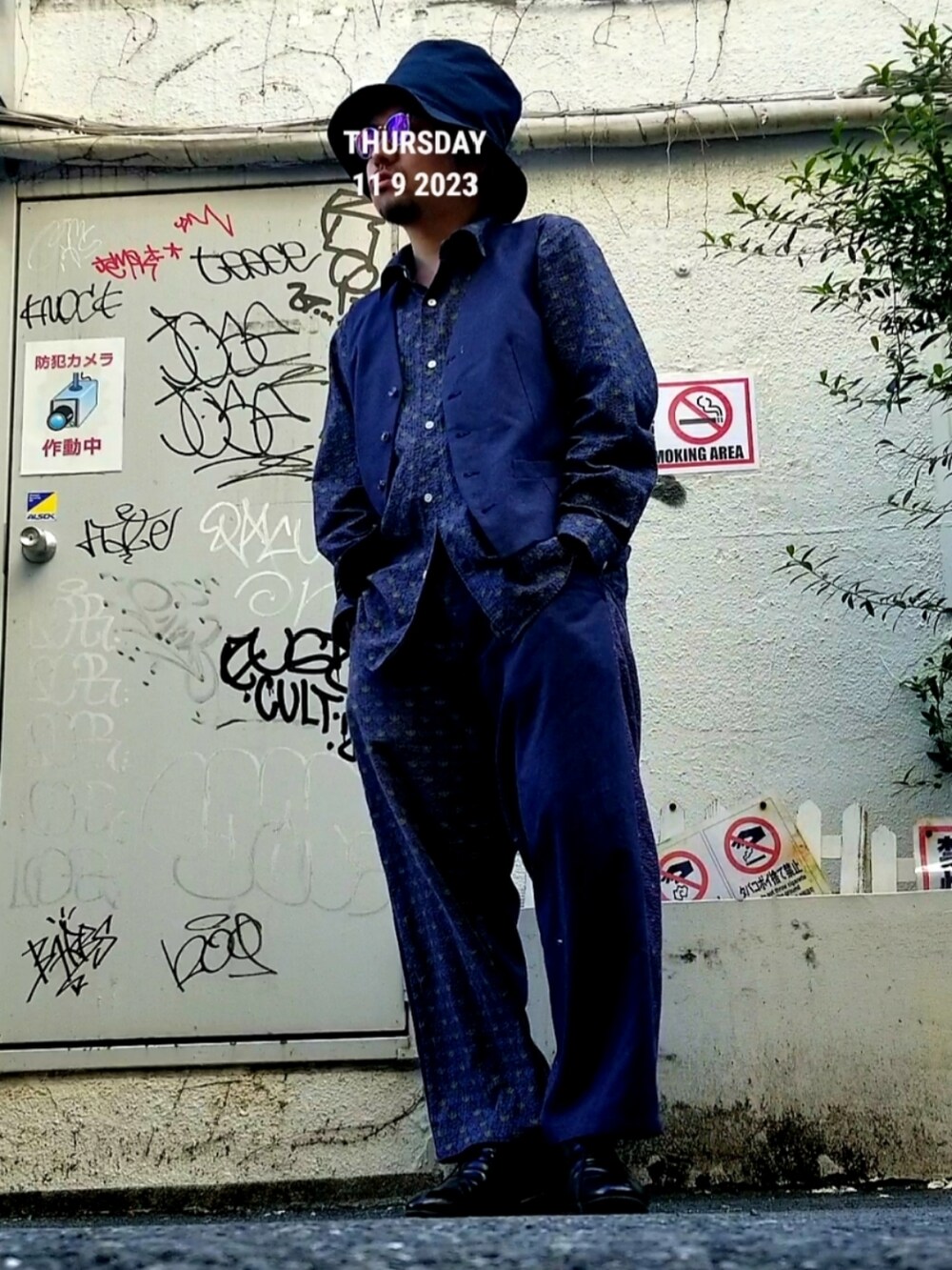 ブルー系のベスト、ブルー系のシャツ/ブラウス、ブルー系のキャップを着用したメンズの秋コーディネートの2枚目の写真