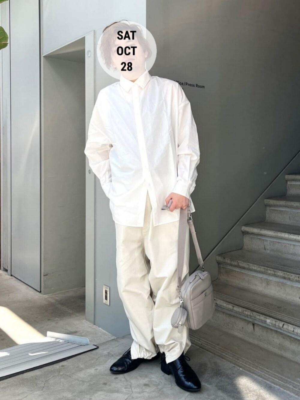 ホワイト系のその他パンツ、ベージュ系のショルダーバッグ、ホワイト系のシャツ/ブラウスを着用したメンズの秋コーディネートの2枚目の写真