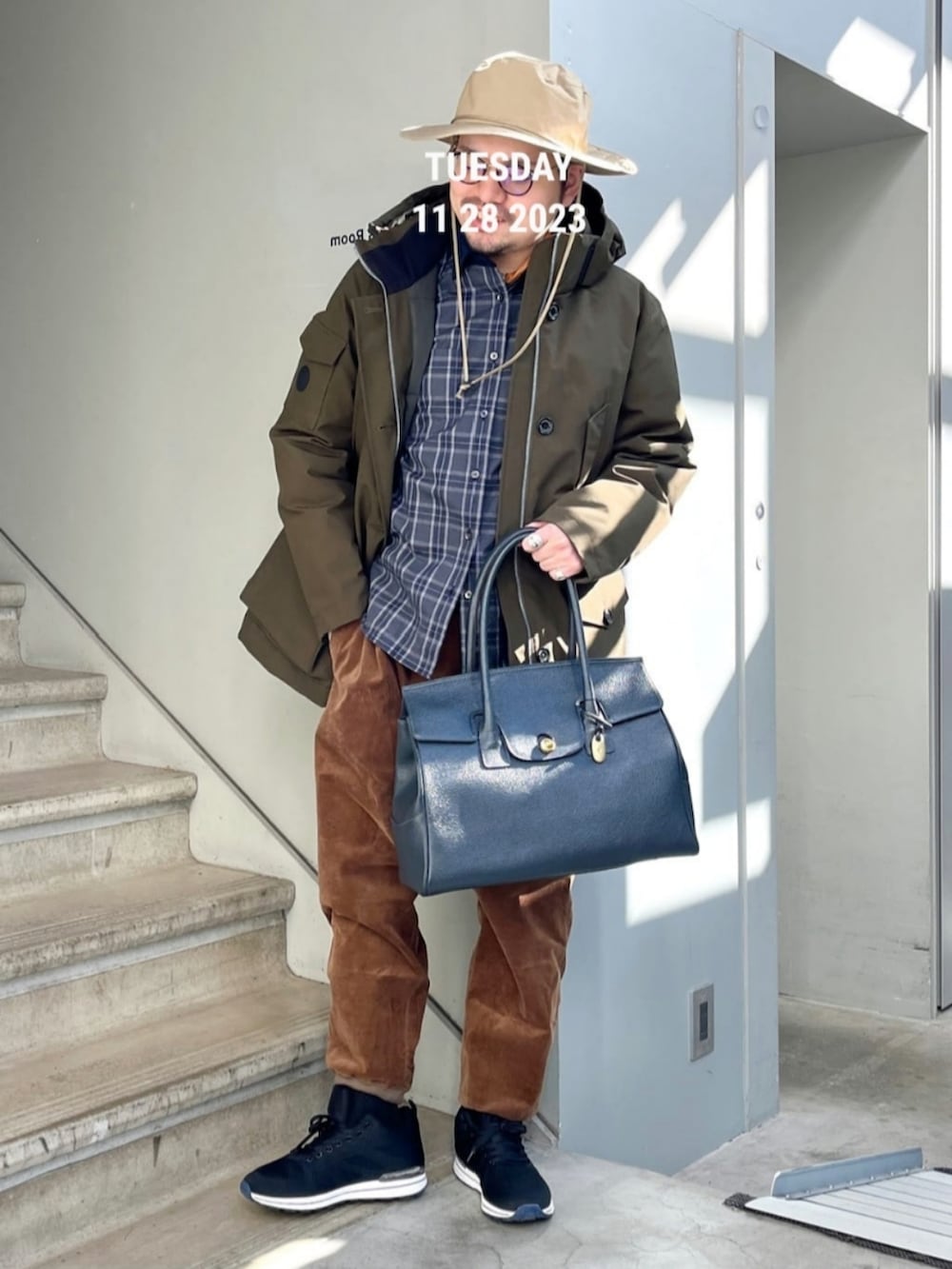 グリーン系のダウンジャケット/コートを着用したメンズの秋コーディネートの2枚目の写真