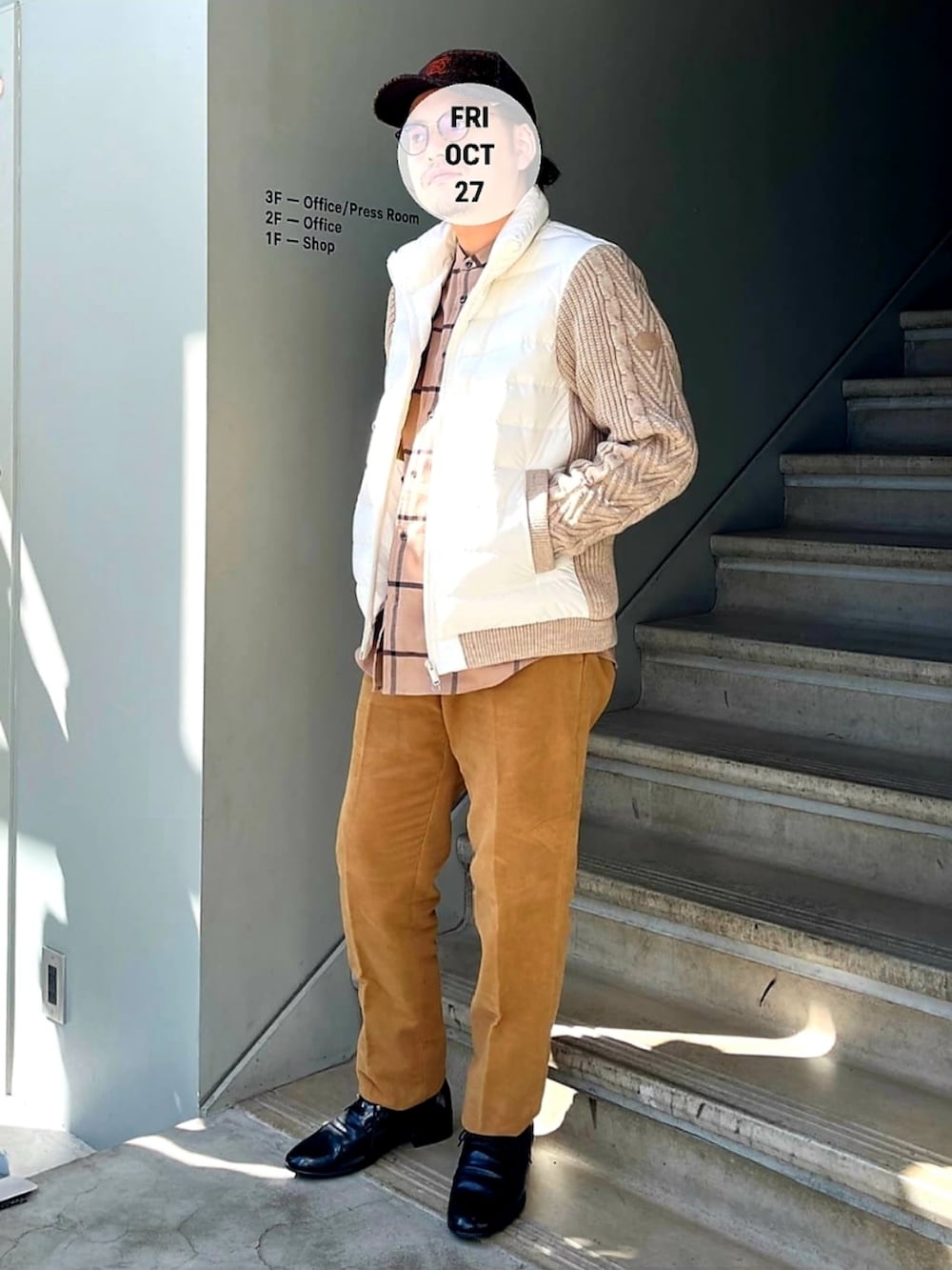 ベージュ系のブルゾン、ベージュ系のその他パンツ、ベージュ系のシャツ/ブラウスを着用したメンズの秋コーディネートの2枚目の写真