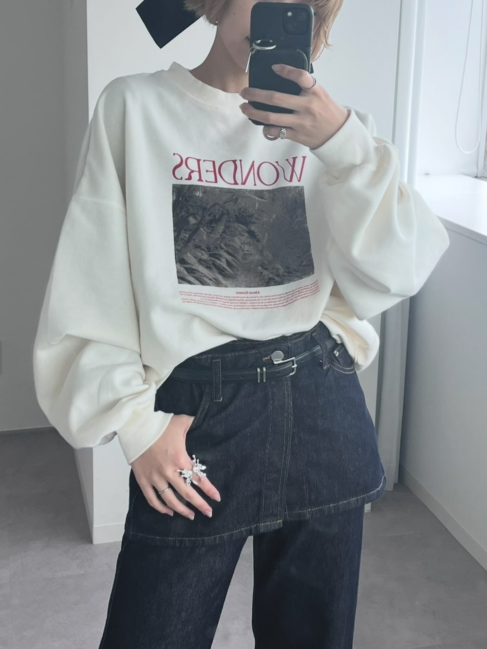 ホワイト系のスウェット、ブルー系のデニムパンツ、シルバー系のリングを着用したレディースの春コーディネートの2枚目の写真