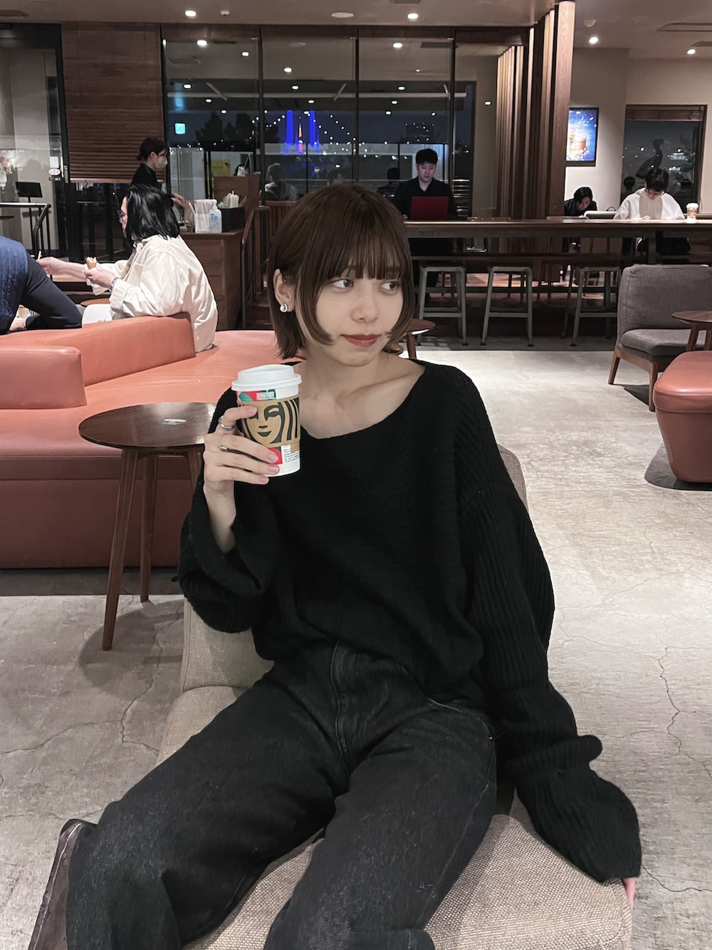 ブラック系のニット/セーターを着用したレディースの秋コーディネートの2枚目の写真
