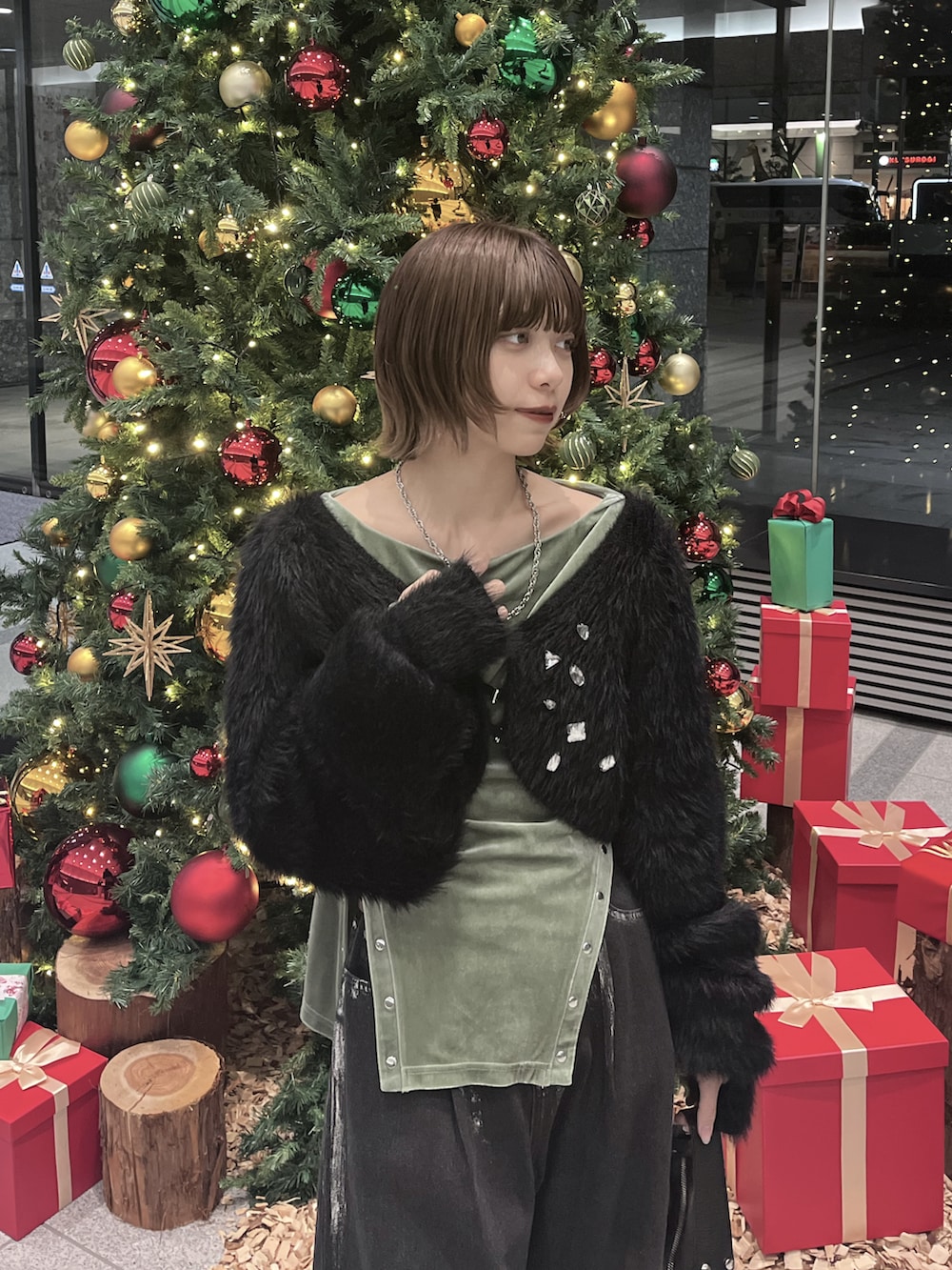 「おしゃれさんと繋がりたい、お出かけコーデ、あったかコーデ、大人ガーリー、ディズニーコーデ、骨格ナチュラル、ニット、ootd」｜「EzickのStuffed shaggy ビジューニットカーディガン（カーディガン/ボレロ、ブラック系）」を使った、ecrumさん（レディース・160cm）の秋コーディネートの2枚目の写真