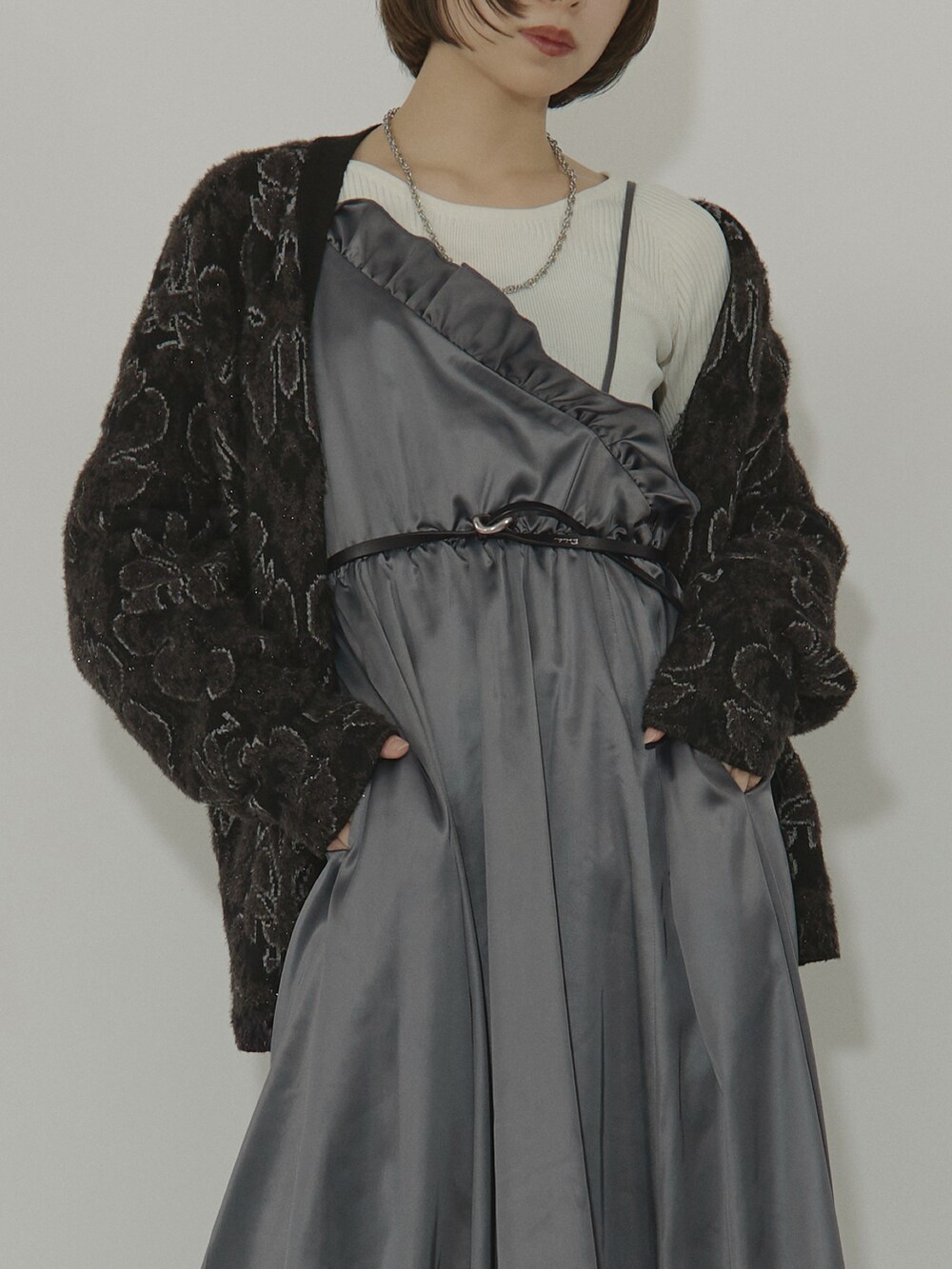 ブラック系のカーディガン/ボレロ、グレー系のスカートを着用したレディースの冬コーディネートの5枚目の写真