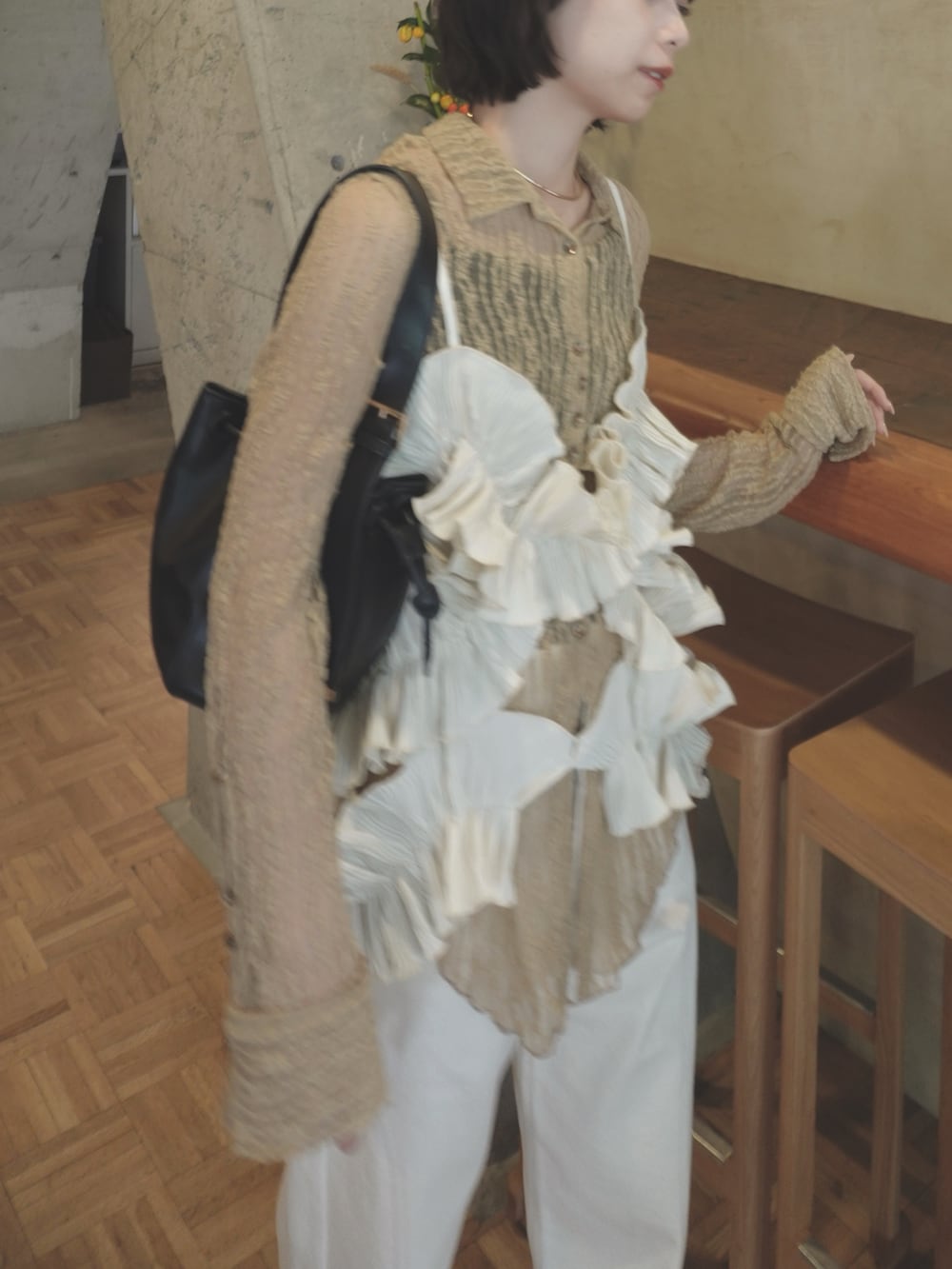 ホワイト系のトップスを着用したレディースの秋コーディネートの3枚目の写真