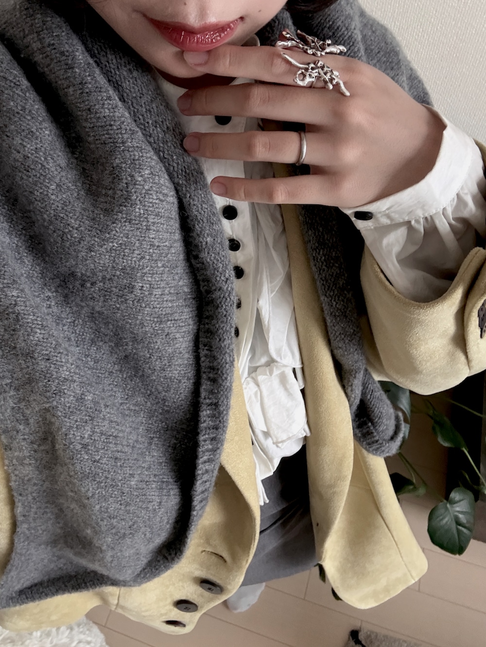 ブラウン系のパンツ、ホワイト系のシャツ/ブラウスを着用したレディースの春コーディネートの4枚目の写真