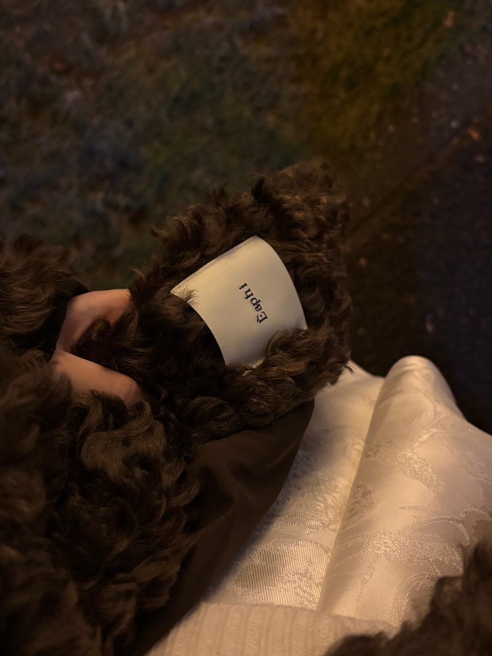 ブラック系のブーツ、ベージュ系のその他トップス、ブラウン系のジャケット/アウターを着用したレディースの冬コーディネートの4枚目の写真