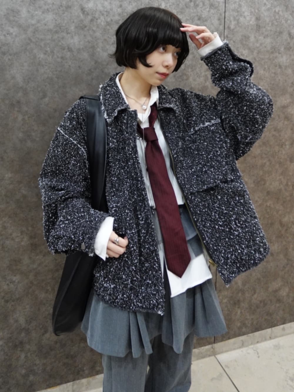 グレー系のスラックス、ホワイト系のシャツ/ブラウス、ブラック系のジャケット/アウターを着用したレディースの春コーディネートの2枚目の写真