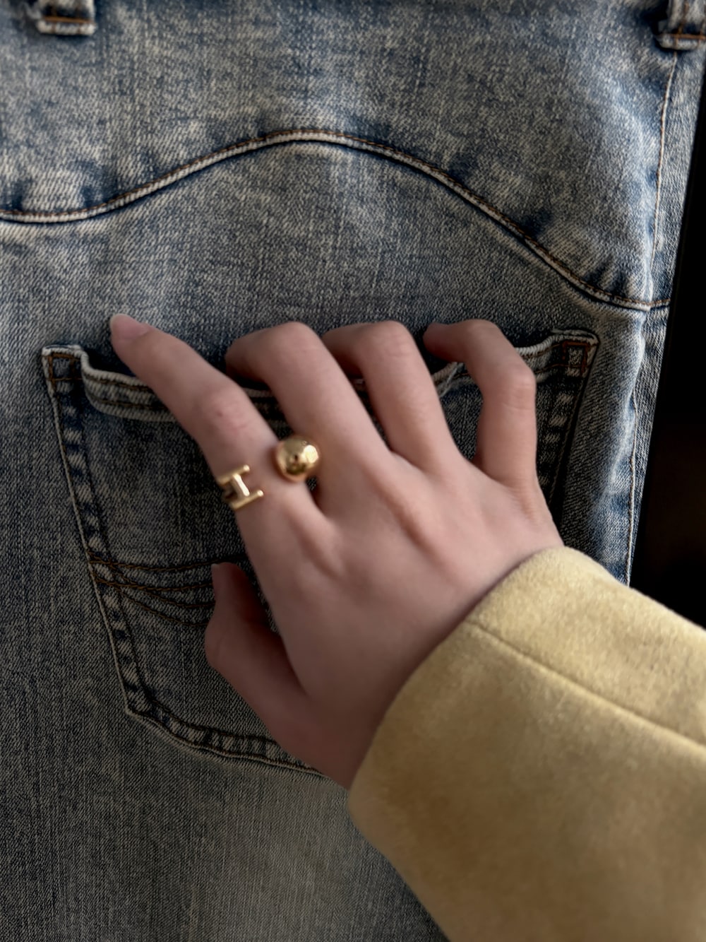 ブラウン系のパンツを着用したレディースの春コーディネートの4枚目の写真