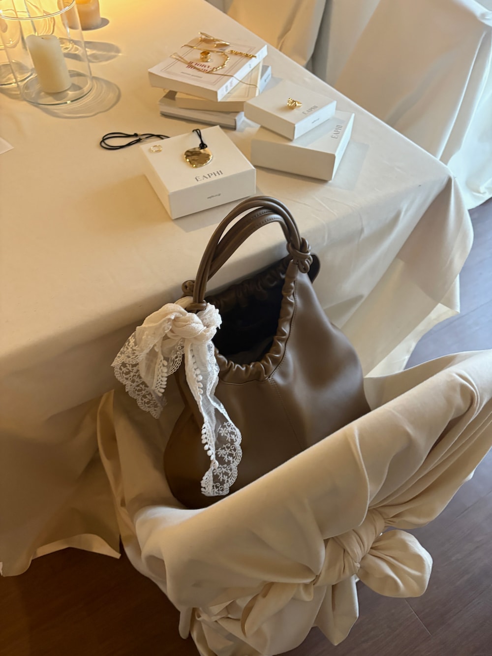 ブラウン系のパンツ、ブラウン系のジャケット/アウター、ベージュ系のシャツ/ブラウスを着用したレディースの冬コーディネートの2枚目の写真