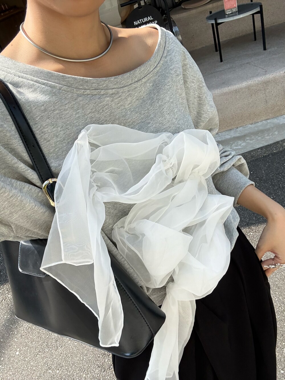 ブラウン系のジャケット/アウターを着用したレディースの夏コーディネートの4枚目の写真