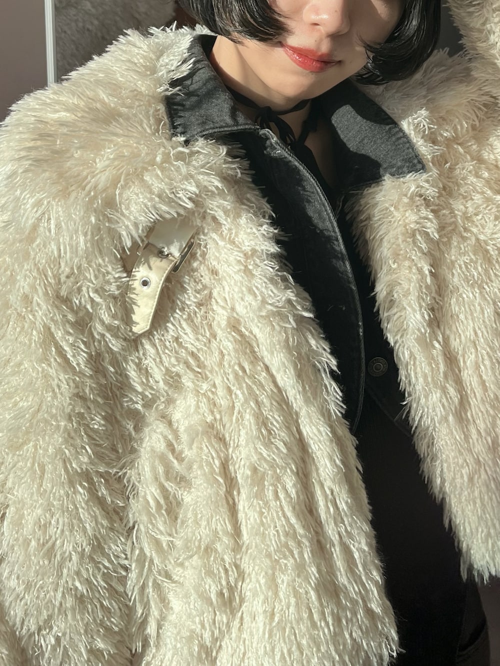 ホワイト系のその他アウター、グレー系のデニムパンツ、パープル系のニット/セーターを着用したレディースの冬コーディネートの3枚目の写真