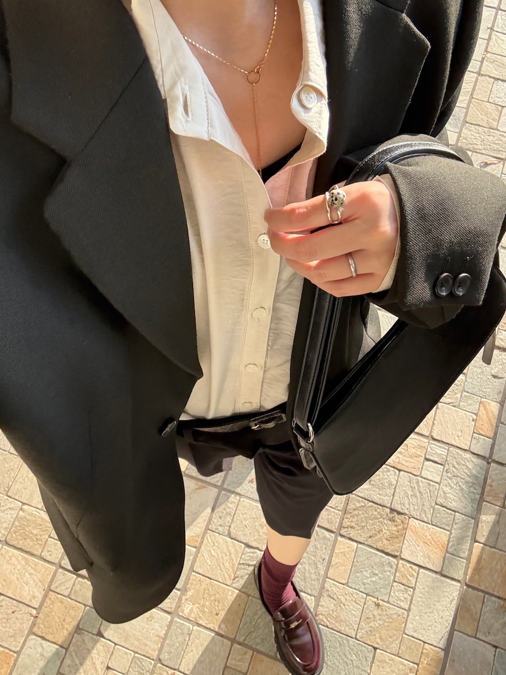 ブラック系のパンツ、グリーン系のテーラードジャケット、ブラック系のショルダーバッグを着用したレディースの秋コーディネートの2枚目の写真