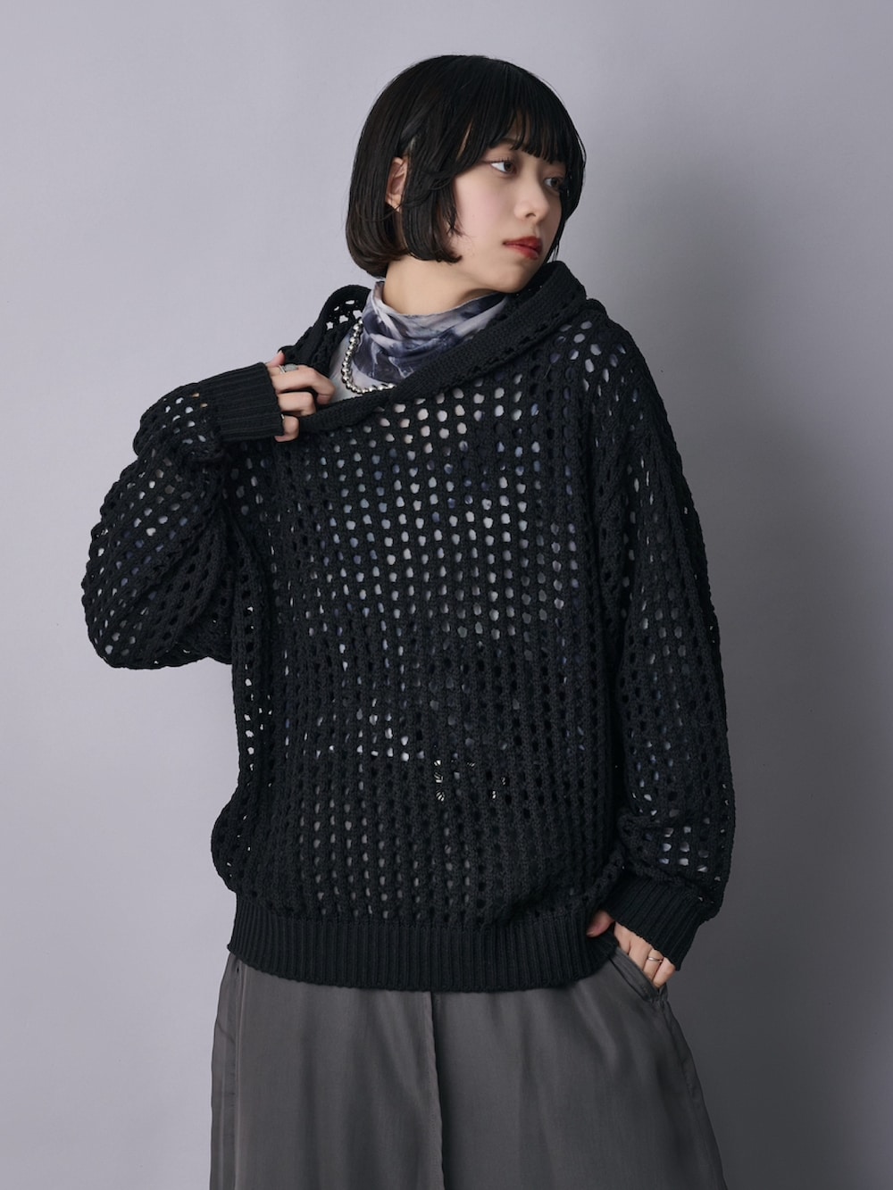 ブラック系のパーカー、ブルー系のTシャツ/カットソー、グレー系のその他パンツを着用したレディースの春コーディネートの2枚目の写真