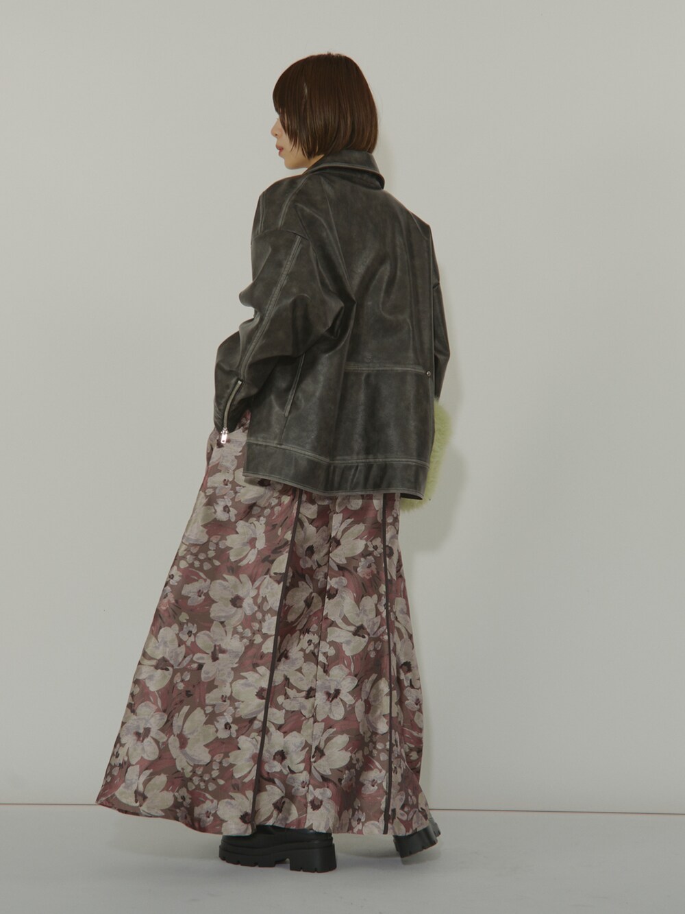 ピンク系のワンピース/ドレス、ブラック系のその他アウター、ブルー系のTシャツ/カットソーを着用したレディースの冬コーディネートの3枚目の写真