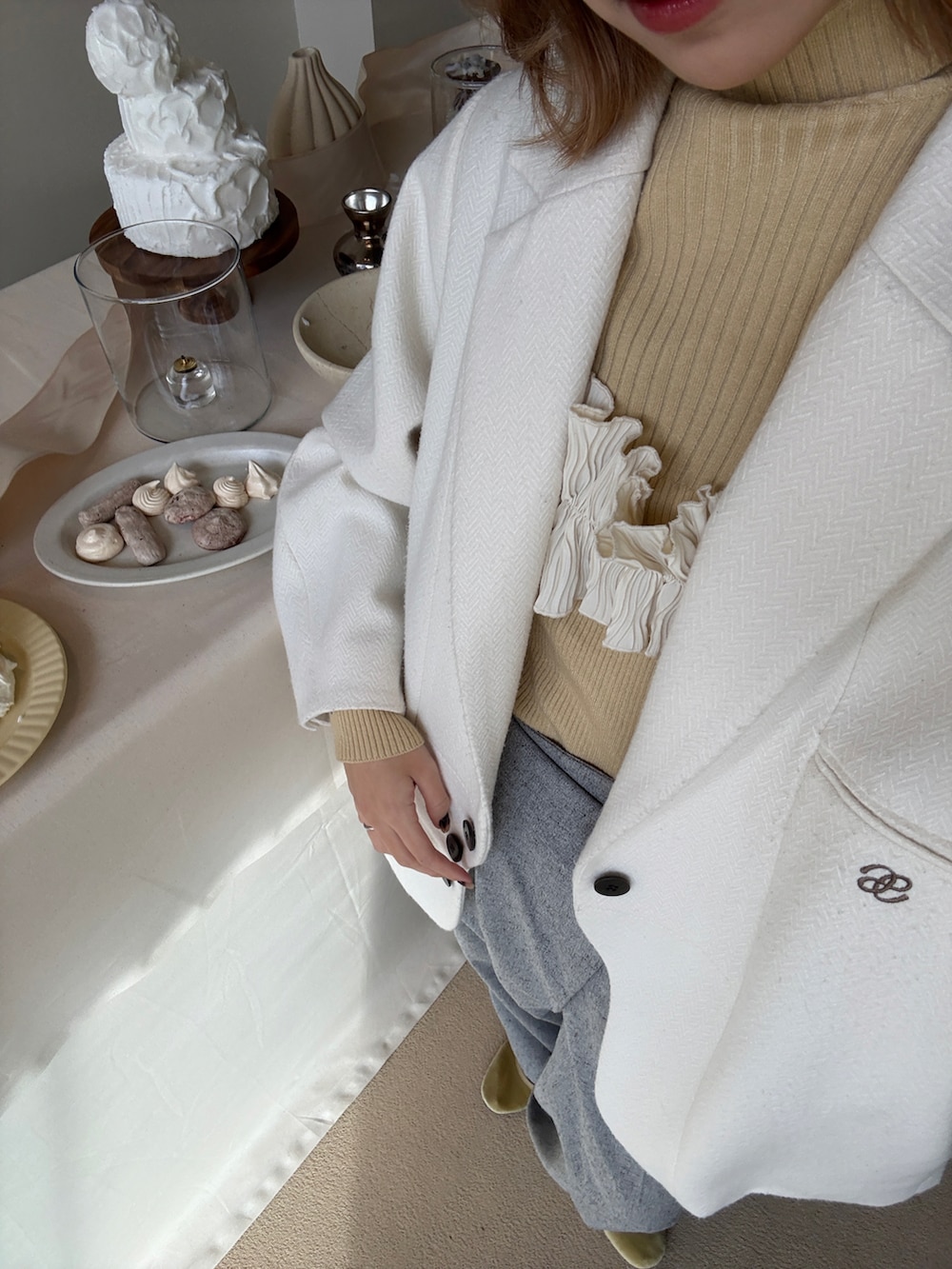 ホワイト系のジャケット/アウター、グリーン系のバレエシューズ、ホワイト系のその他トップスを着用したレディースの冬コーディネートの4枚目の写真