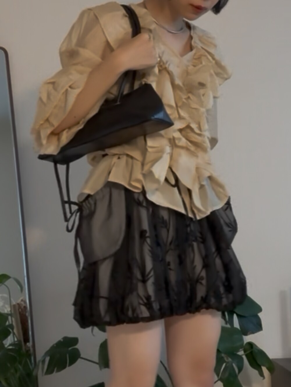 イエロー系のシャツ/ブラウス、ブラック系のスカート、ブラック系のローファーを着用したレディースの夏コーディネートの3枚目の写真