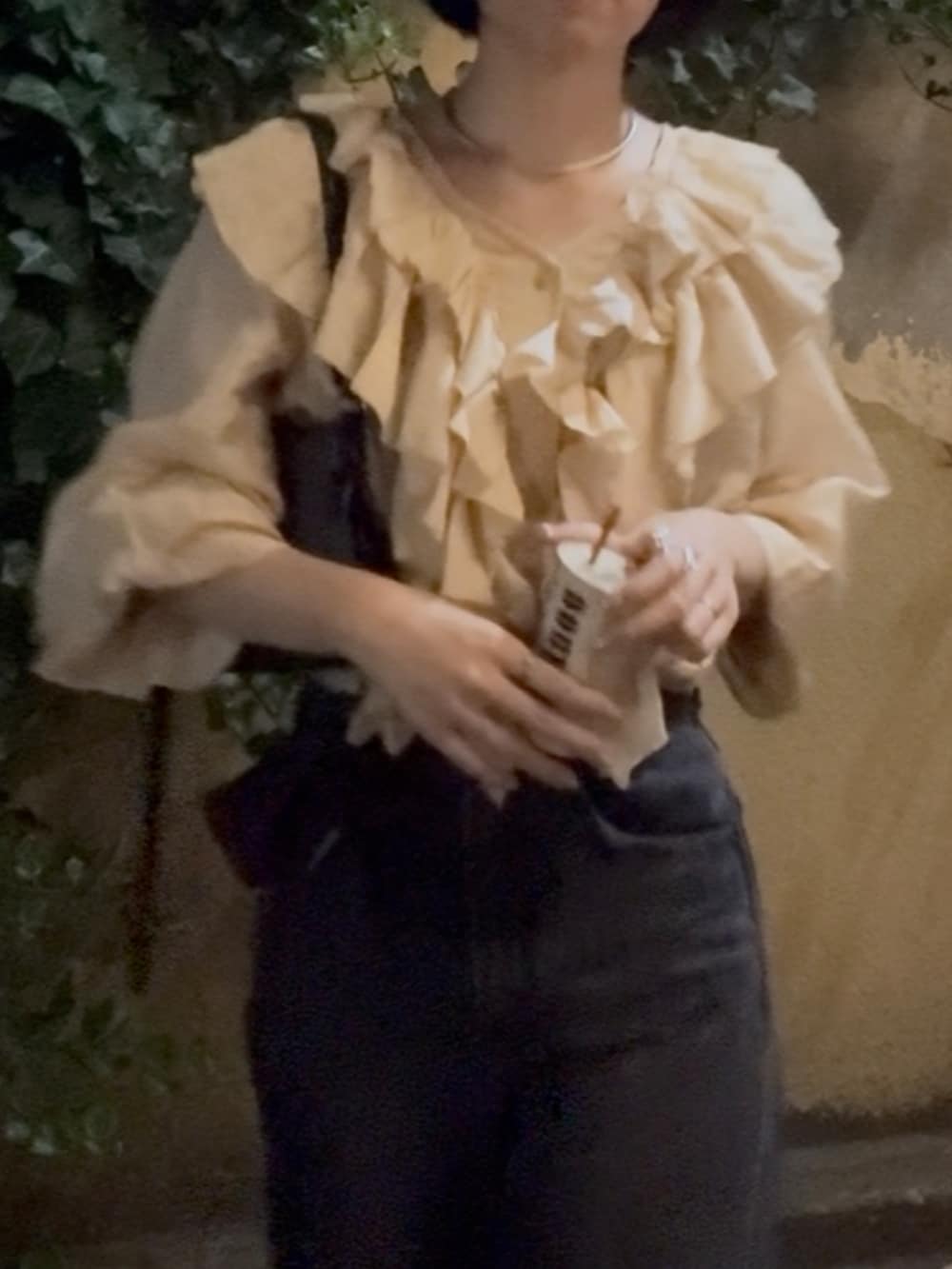 イエロー系のシャツ/ブラウス、ブラック系のデニムパンツ、ブラウン系のパンプスを着用したレディースの夏コーディネートの2枚目の写真