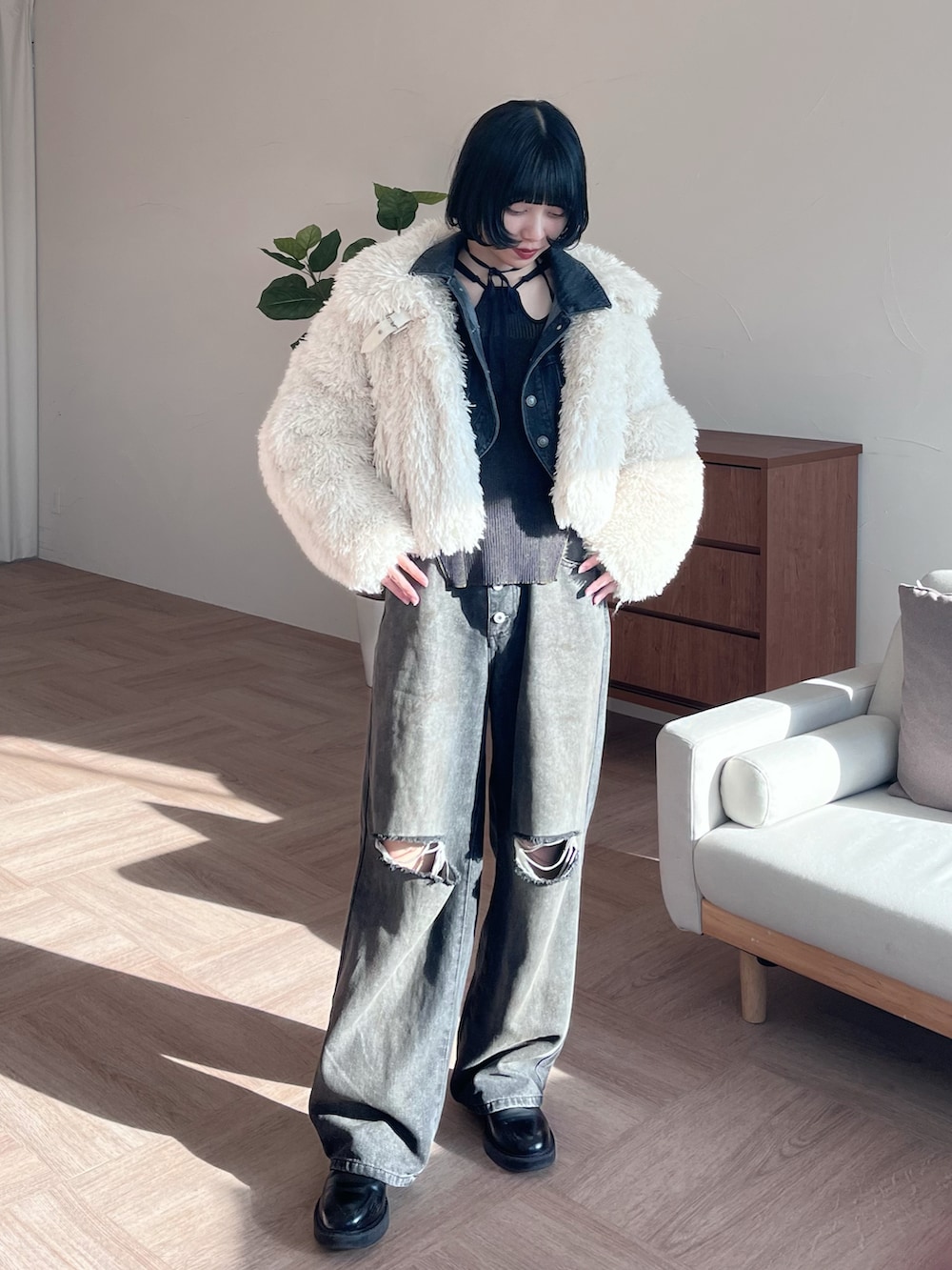 ホワイト系のその他アウター、グレー系のデニムパンツ、パープル系のニット/セーターを着用したレディースの冬コーディネートの2枚目の写真