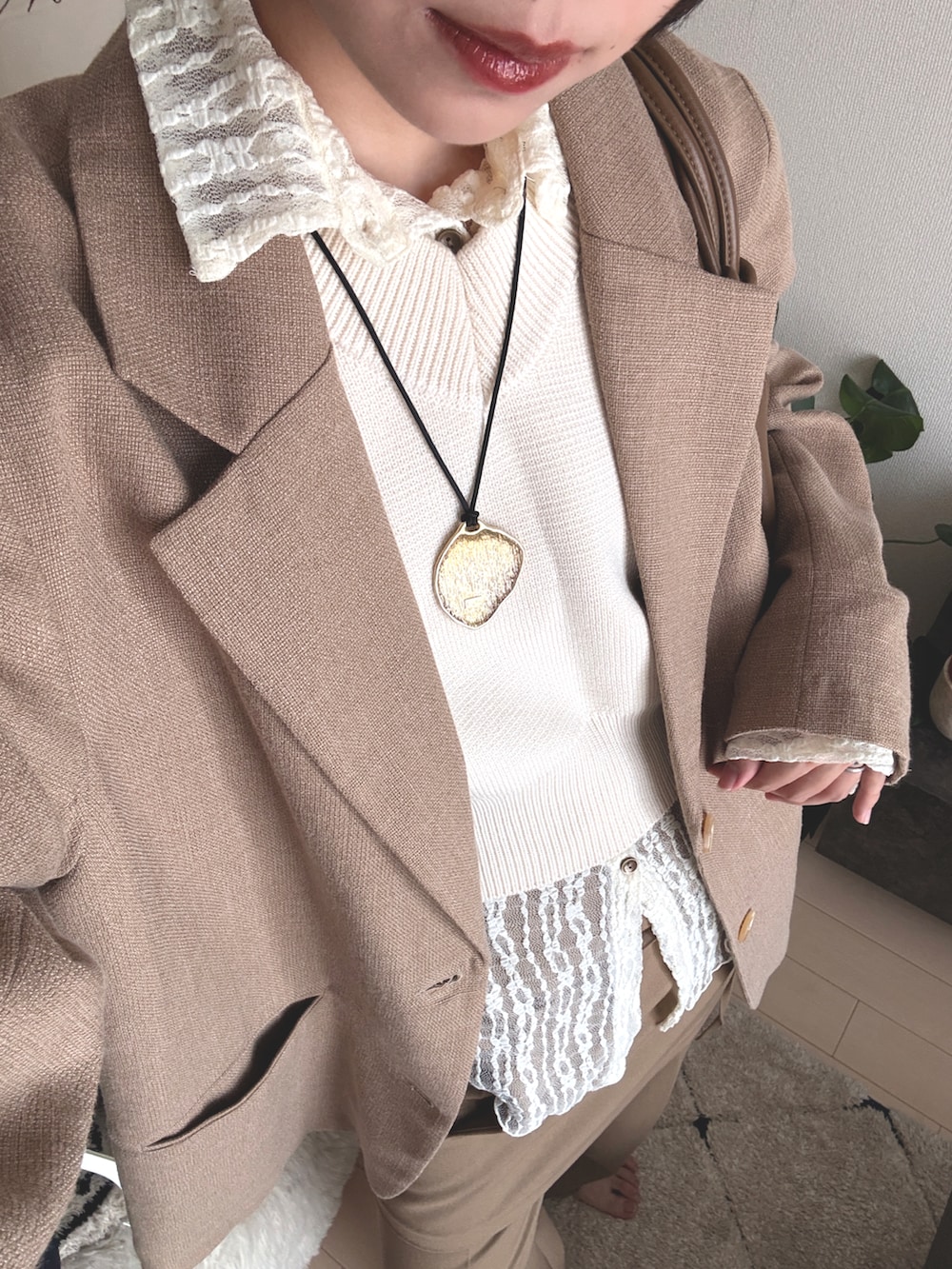 ブラウン系のジャケット/アウターを着用したレディースの春コーディネートの2枚目の写真