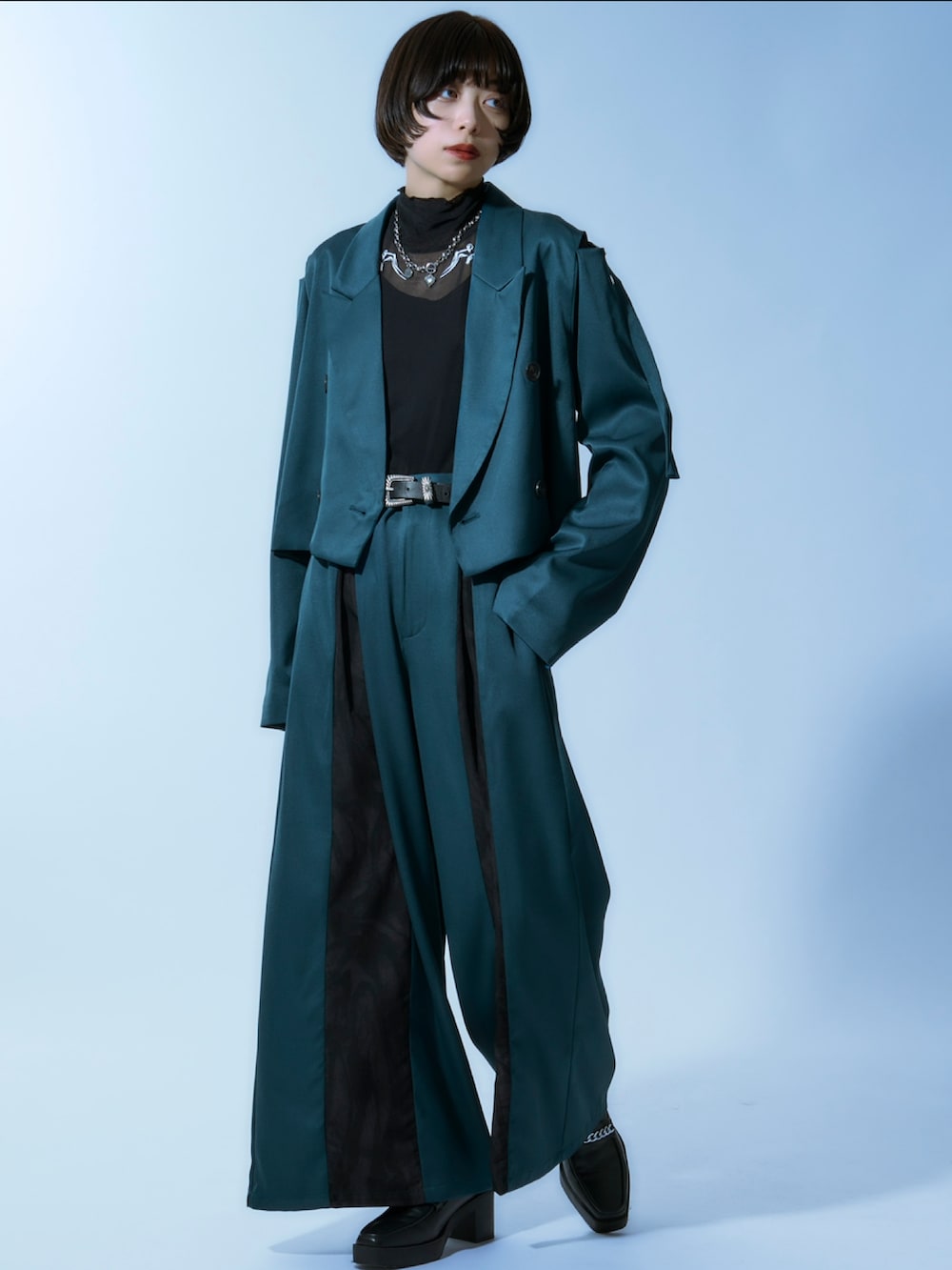 グリーン系のテーラードジャケット、グリーン系のその他パンツを着用したレディースの春コーディネートの4枚目の写真