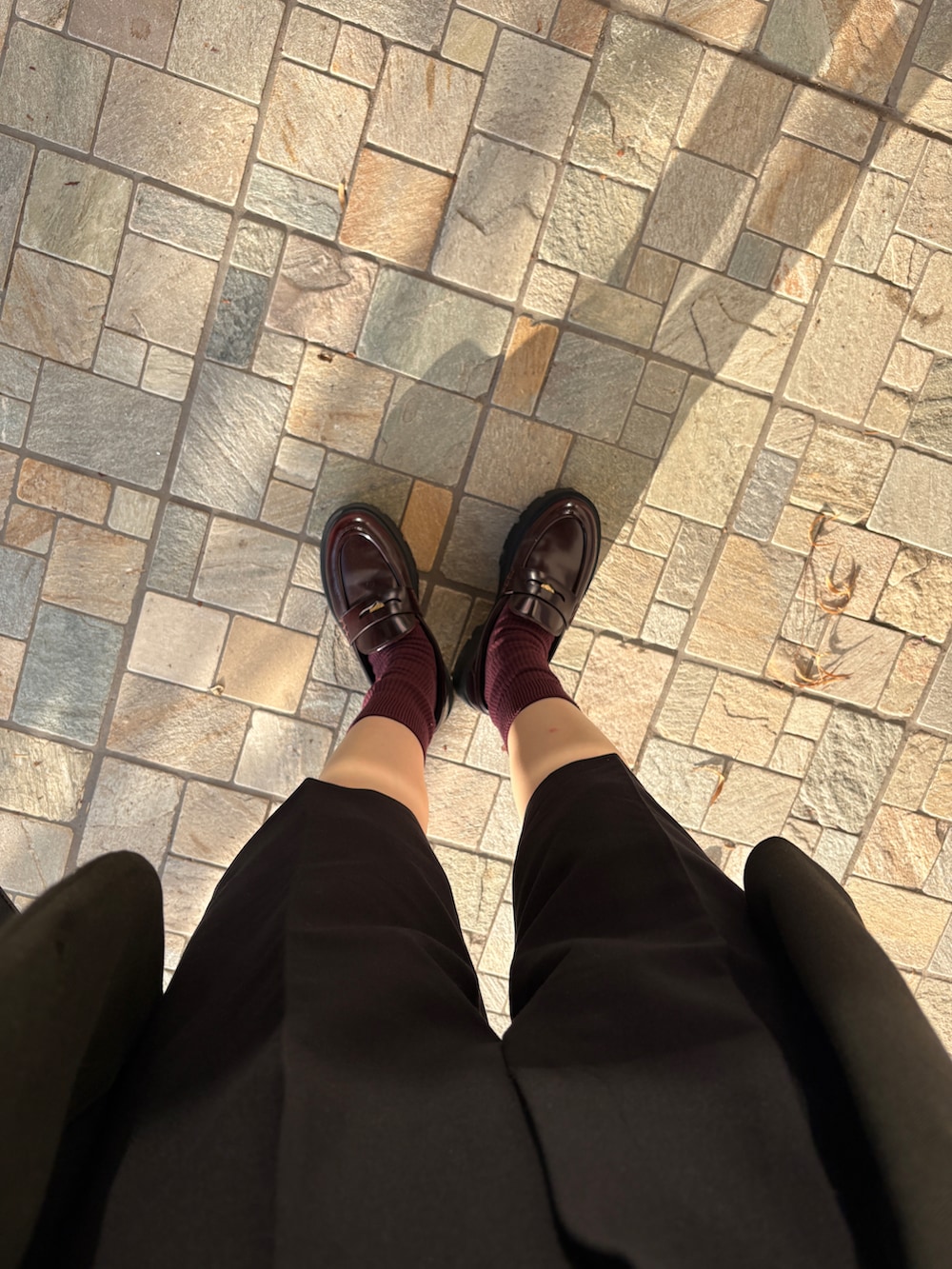 ブラック系のパンツ、グリーン系のテーラードジャケット、ブラック系のショルダーバッグを着用したレディースの秋コーディネートの3枚目の写真