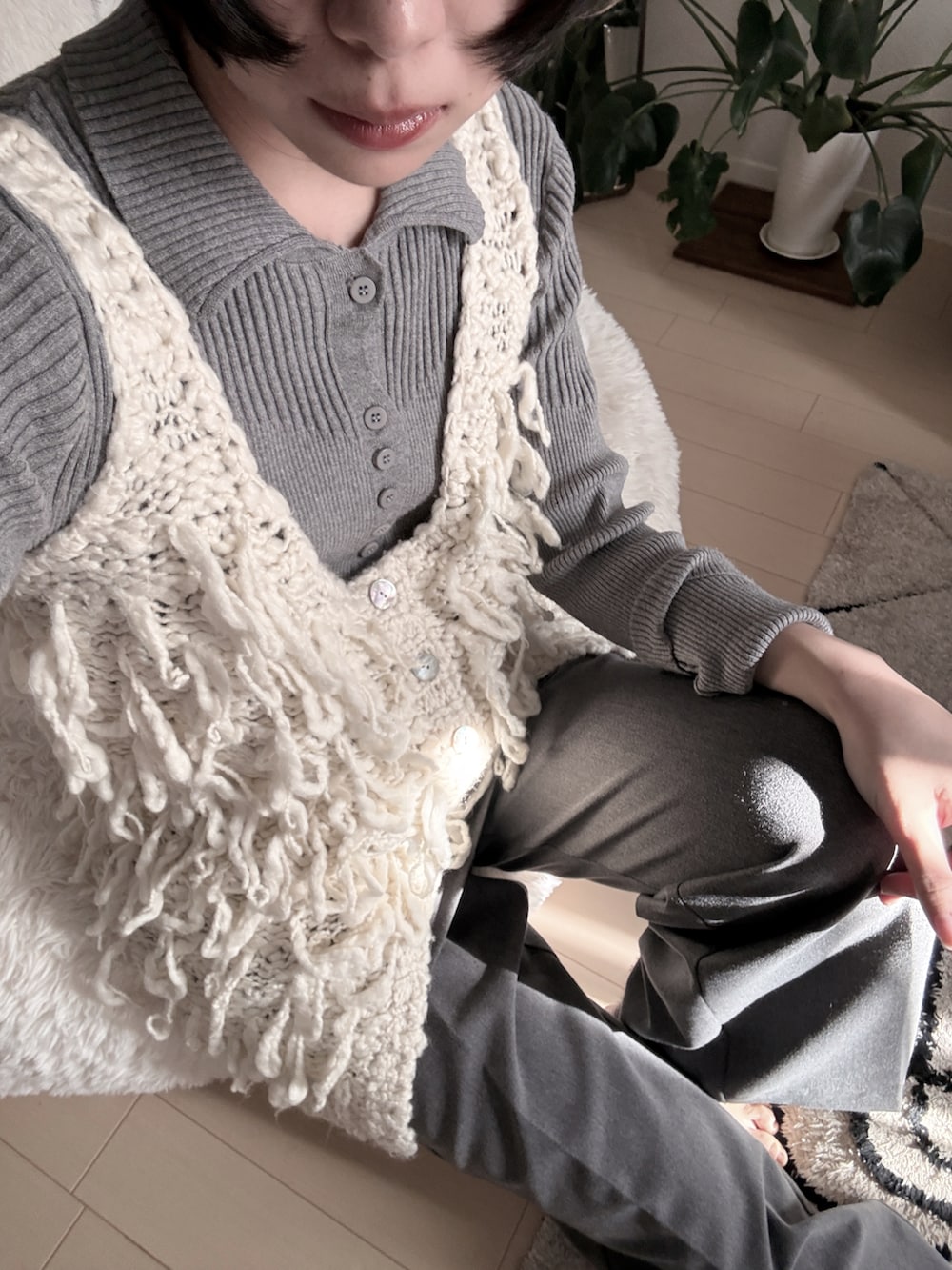 ホワイト系のトップスを着用したレディースの春コーディネートの2枚目の写真