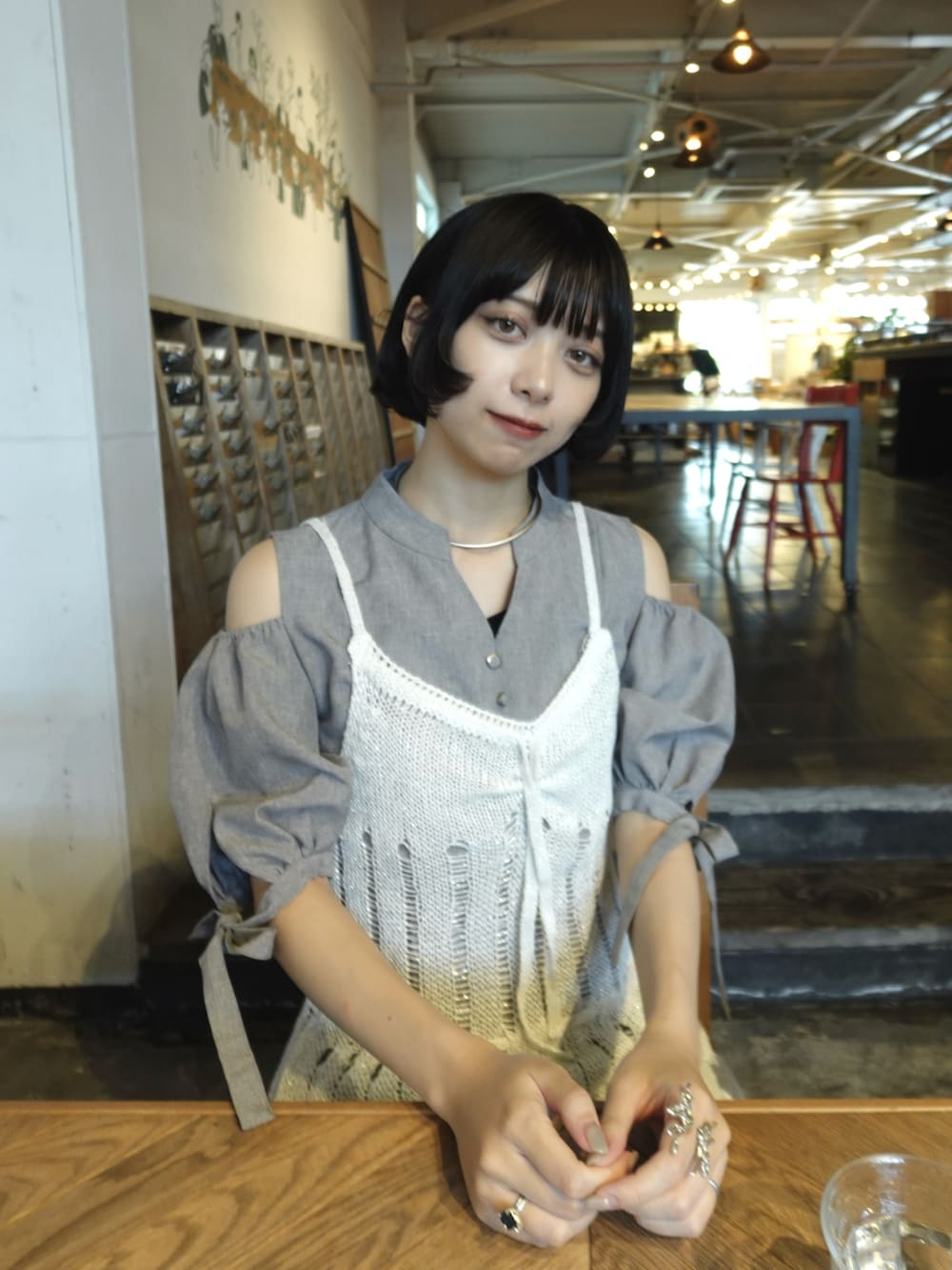 グレー系のワンピース/ドレス、ホワイト系のチュニック、ブラック系のシューズを着用したレディースの秋コーディネートの3枚目の写真