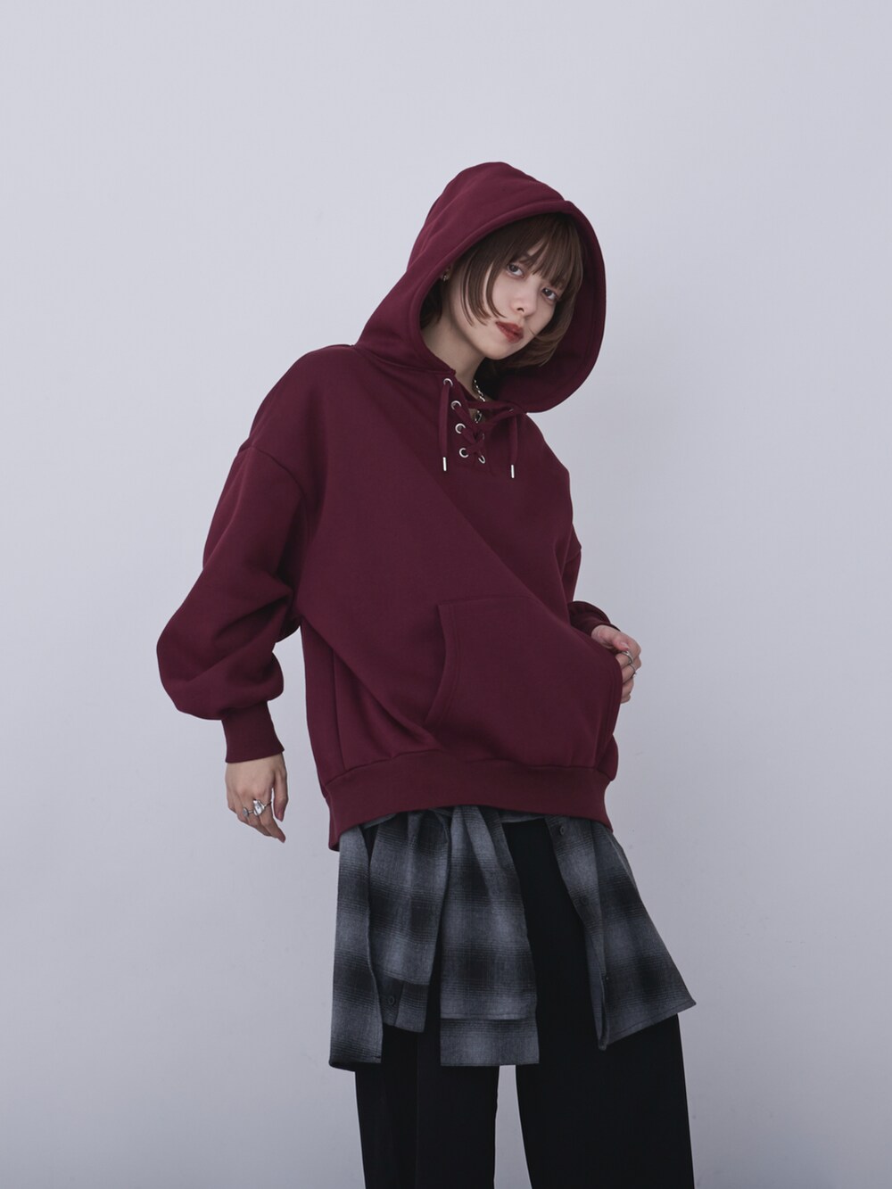 ブラック系のブルゾン、レッド系のパーカー、ブラック系のパンツを着用したレディースの冬コーディネートの5枚目の写真