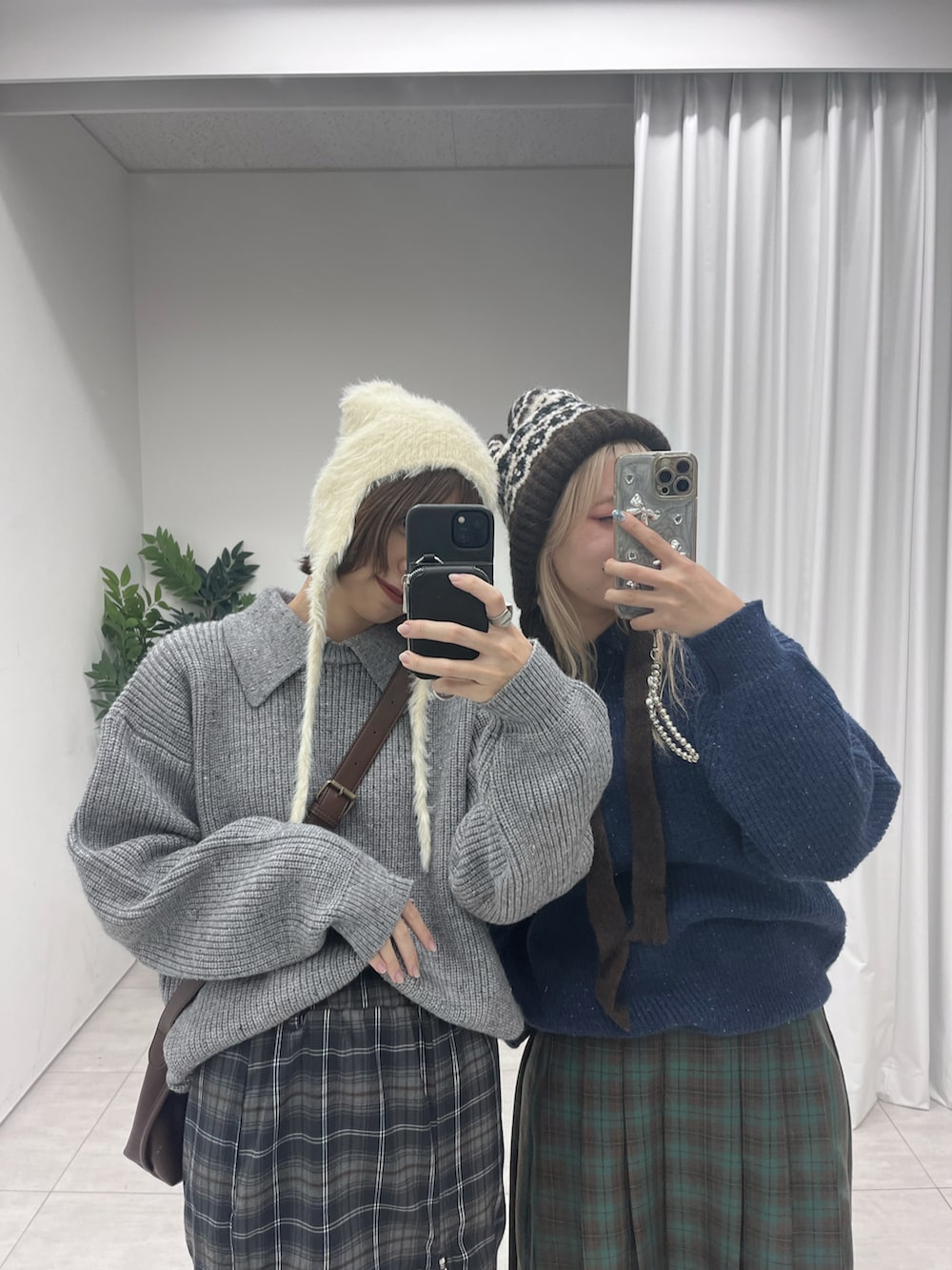 グレー系のニット/セーター、ブルー系のスカート、ブラック系のブーツを着用したレディースの秋コーディネートの3枚目の写真