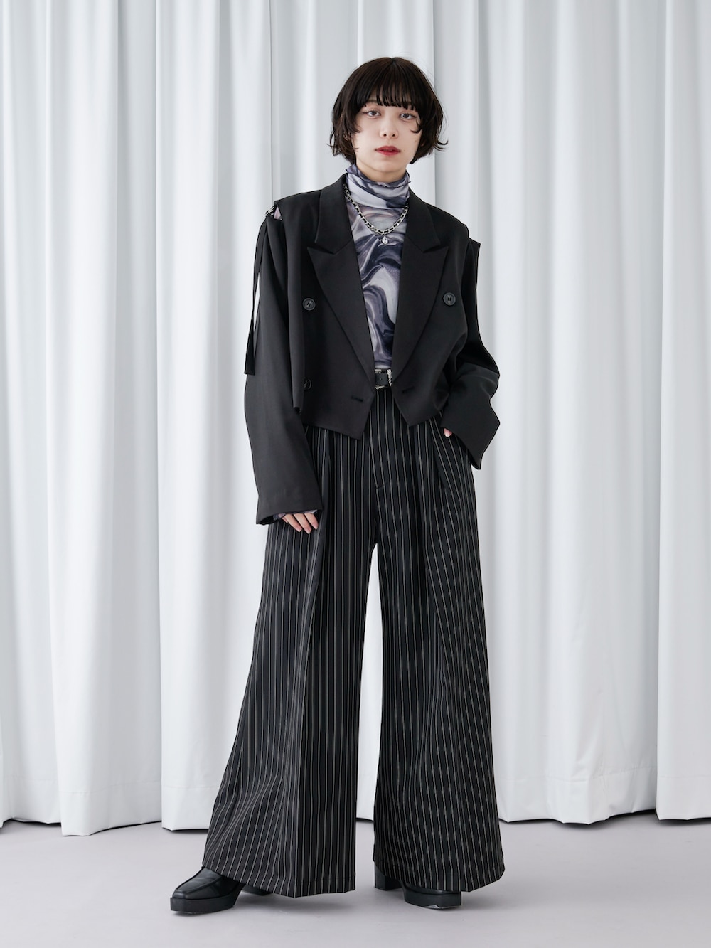 ブラック系のTシャツ/カットソー、ブルー系のその他パンツを着用したレディースの春コーディネートの2枚目の写真