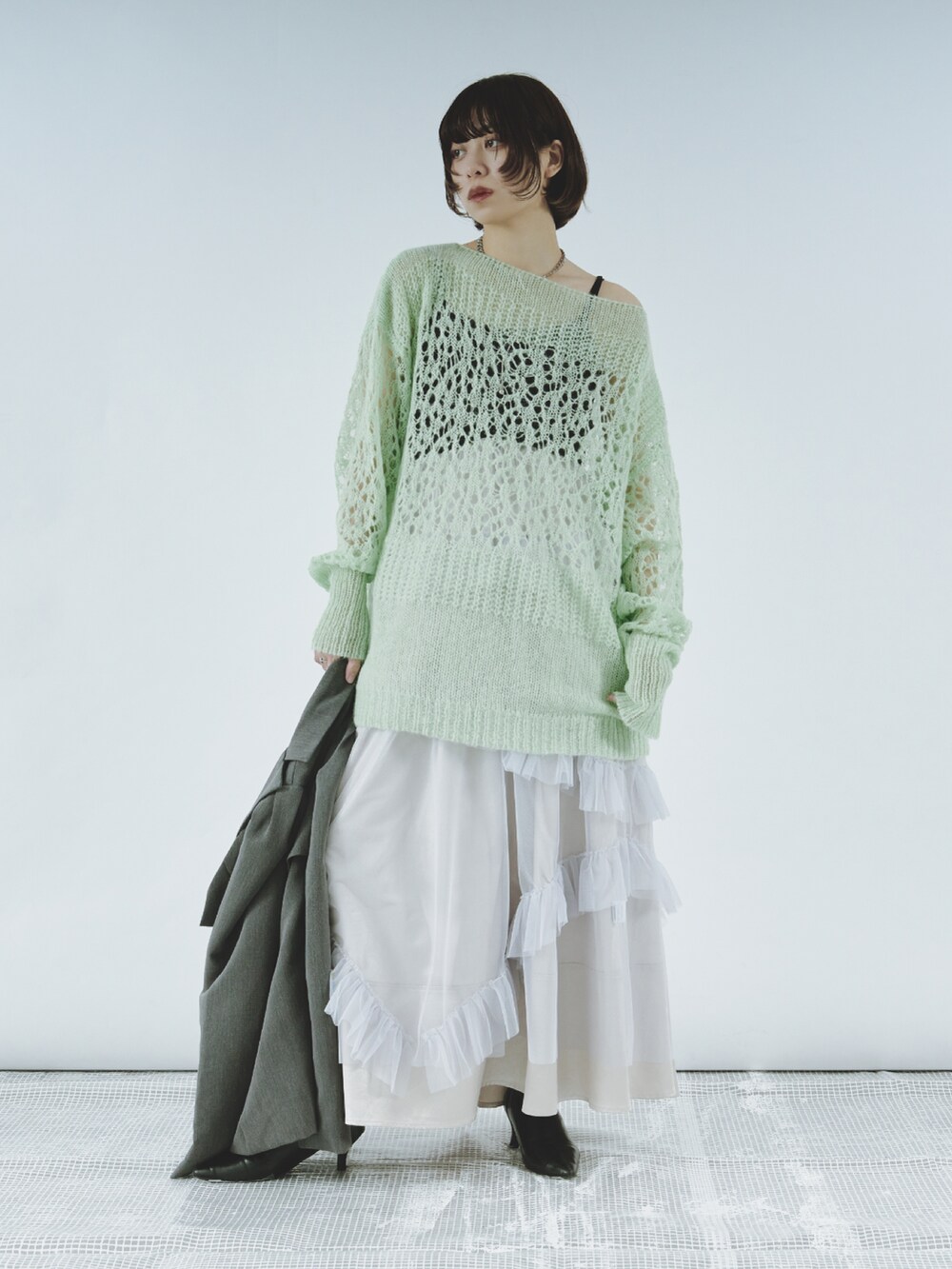 ブルー系のニット/セーター、ブラック系のテーラードジャケット、ホワイト系のワンピースを着用したレディースの冬コーディネートの4枚目の写真