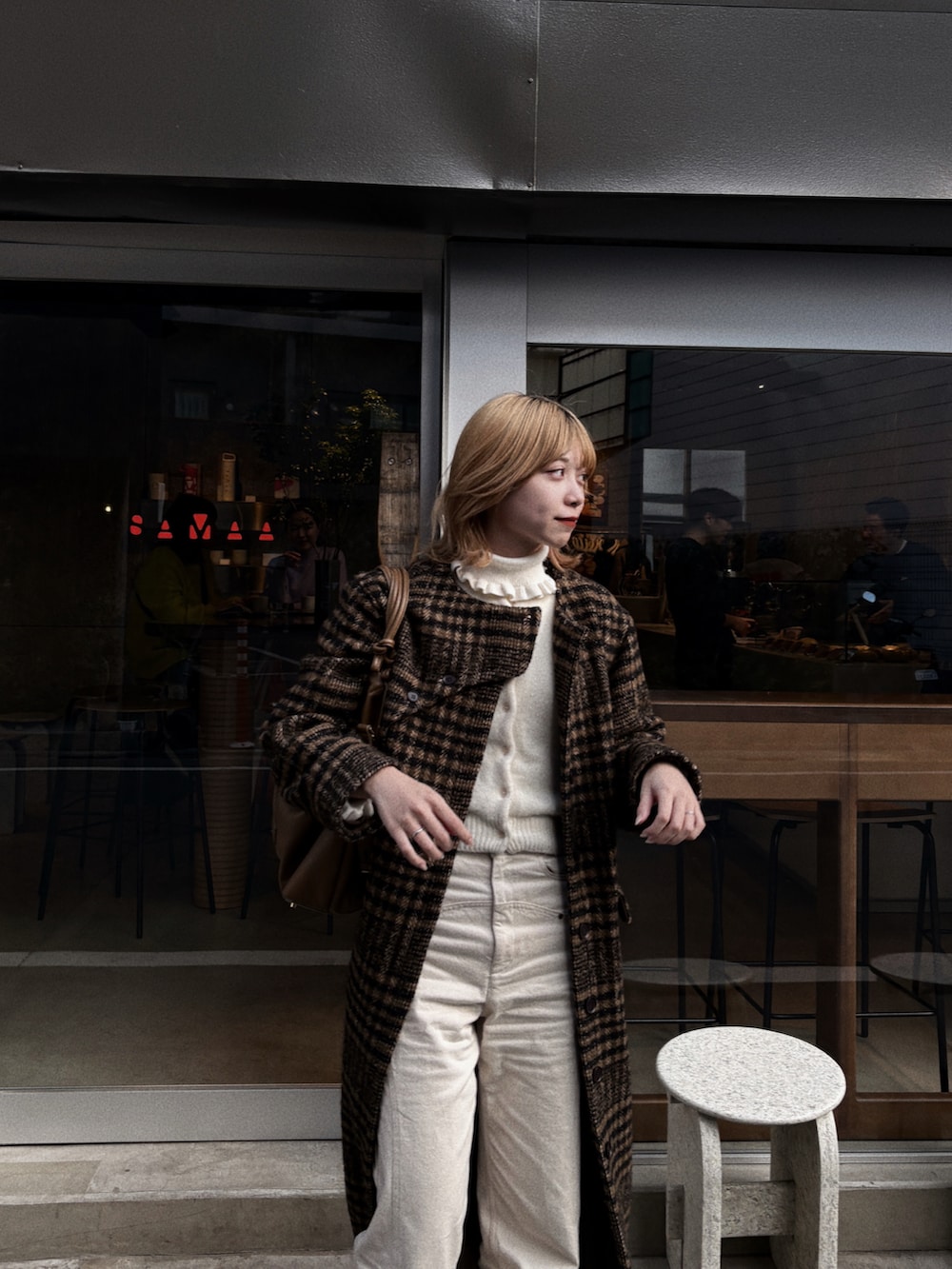 ブラウン系のジャケット/アウター、ブラウン系のバッグ、ブラック系のシューズを着用したレディースの冬コーディネートの3枚目の写真