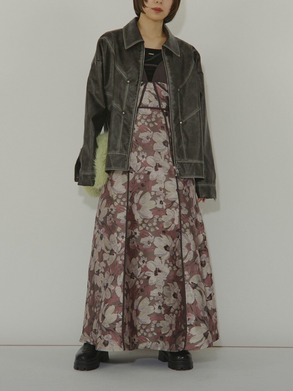 ピンク系のワンピース/ドレス、ブラック系のその他アウター、ブルー系のTシャツ/カットソーを着用したレディースの冬コーディネートの2枚目の写真