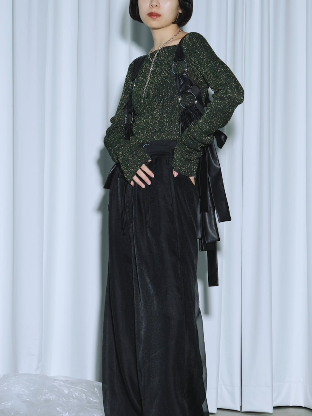 グリーン系のニット/セーター、ブラック系のテーラードジャケット、ブラック系のその他パンツを着用したレディースの春コーディネートの4枚目の写真