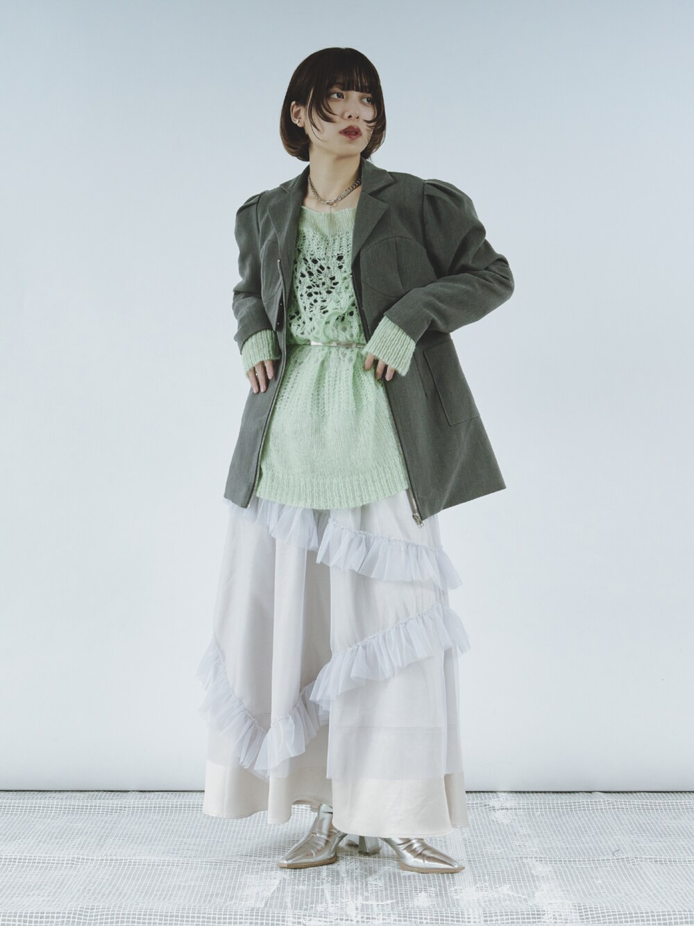 ブルー系のニット/セーター、ブラック系のテーラードジャケット、ホワイト系のワンピースを着用したレディースの冬コーディネートの3枚目の写真