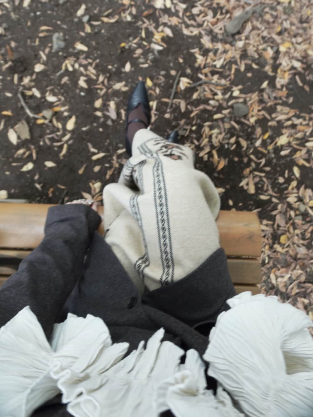 ブラック系のパンプス、ホワイト系のその他トップス、ブラウン系のジャケット/アウターを着用したレディースの秋コーディネートの2枚目の写真