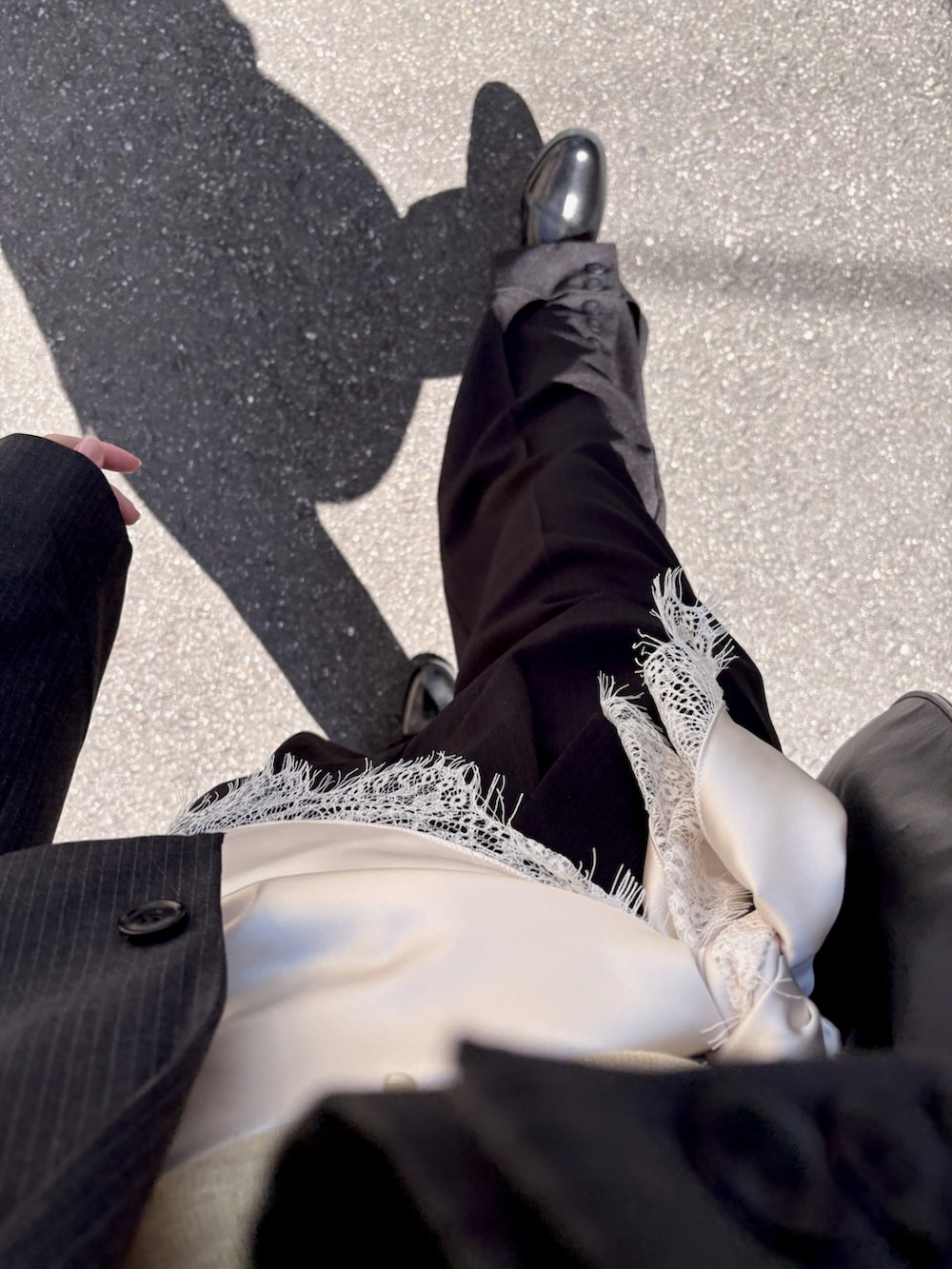 イエロー系のトップス、グレー系のジャケット/アウター、ブラック系のパンツを着用したレディースの春コーディネートの4枚目の写真