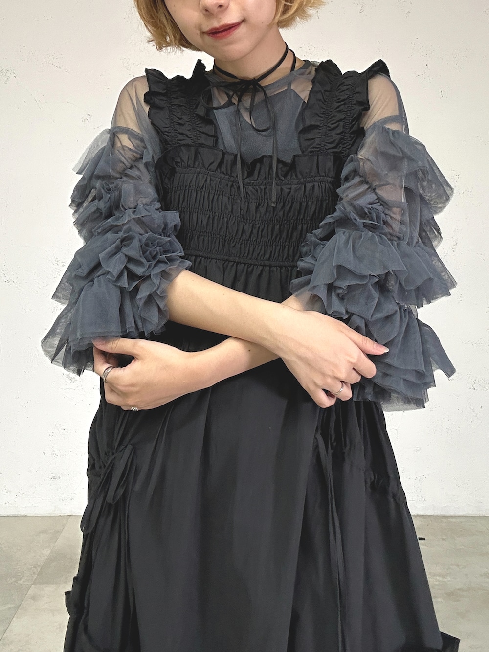 ブラック系のワンピース、グレー系のドレス、ブラック系のキャミソールを着用したレディースの夏コーディネートの3枚目の写真