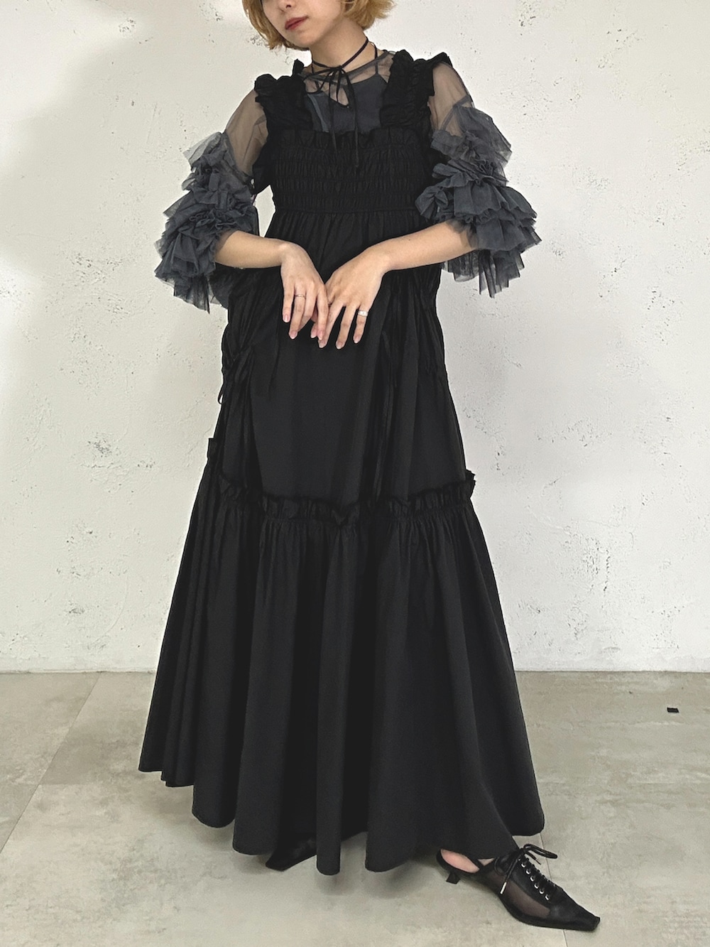 ブラック系のワンピース、グレー系のドレス、ブラック系のキャミソールを着用したレディースの夏コーディネートの2枚目の写真