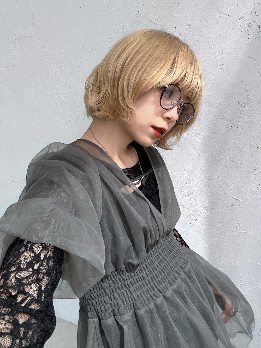 ブラック系のTシャツ/カットソー、ブラック系のデニムパンツ、グレー系のその他トップスを着用したレディースの夏コーディネートの2枚目の写真