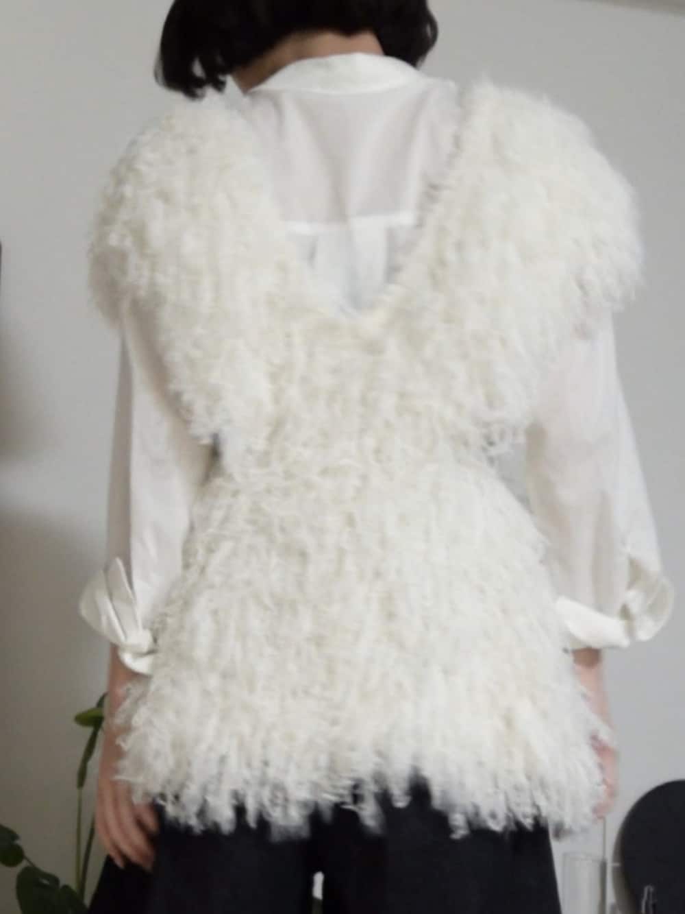 ホワイト系のベスト、ブラック系のデニムパンツ、ホワイト系のシャツ/ブラウスを着用したレディースの夏コーディネートの5枚目の写真