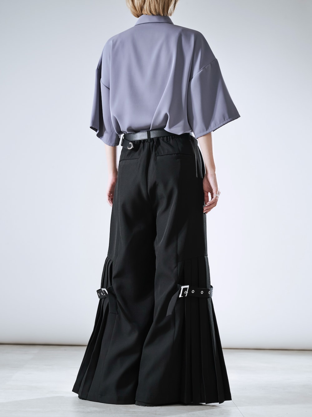 ブルー系のTシャツ/カットソー、グレー系のその他パンツを着用したレディースの春コーディネートの4枚目の写真