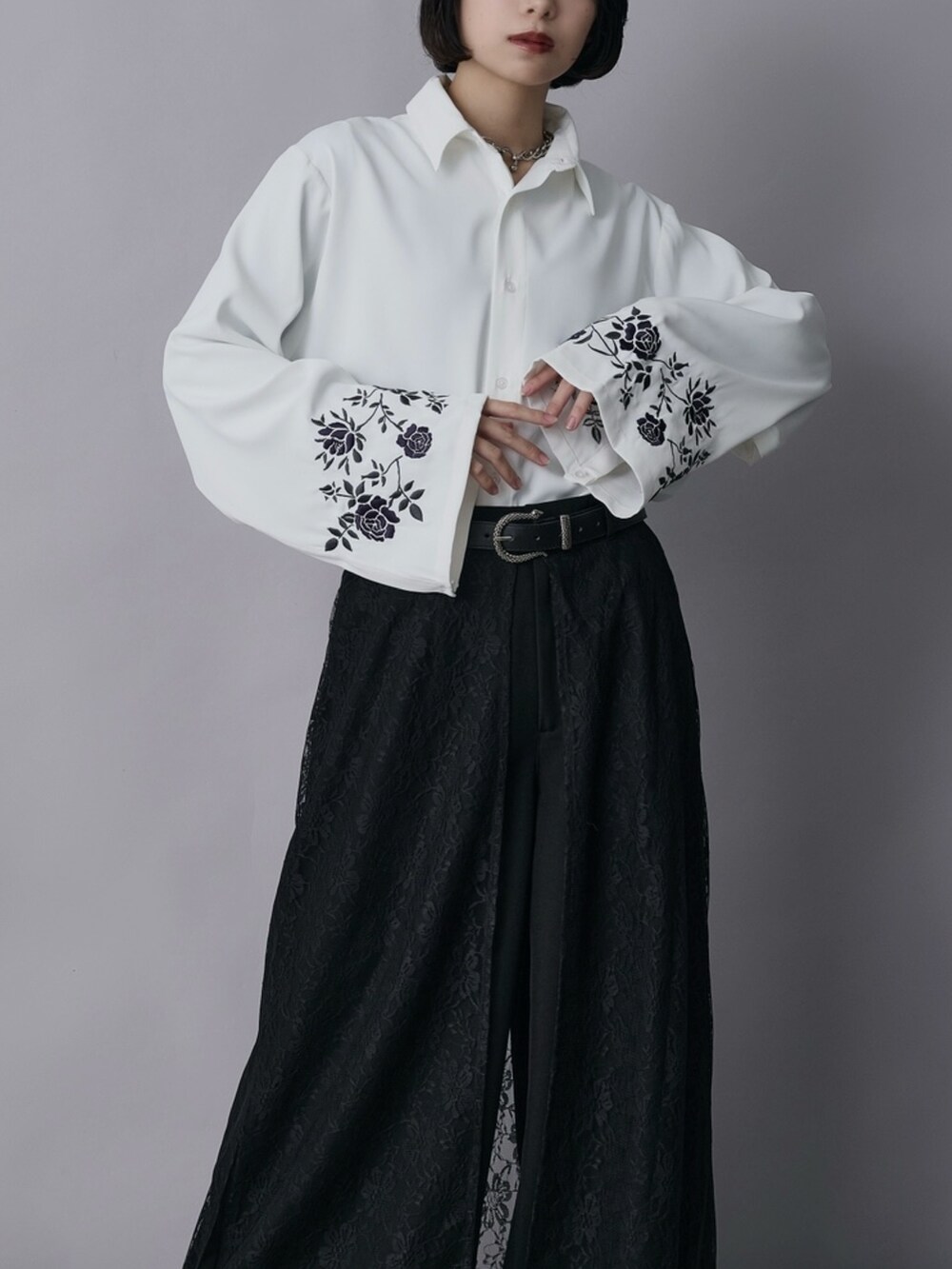 ホワイト系のTシャツ/カットソー、ブルー系のその他パンツ、ブラック系のローファーを着用したレディースの春コーディネートの2枚目の写真