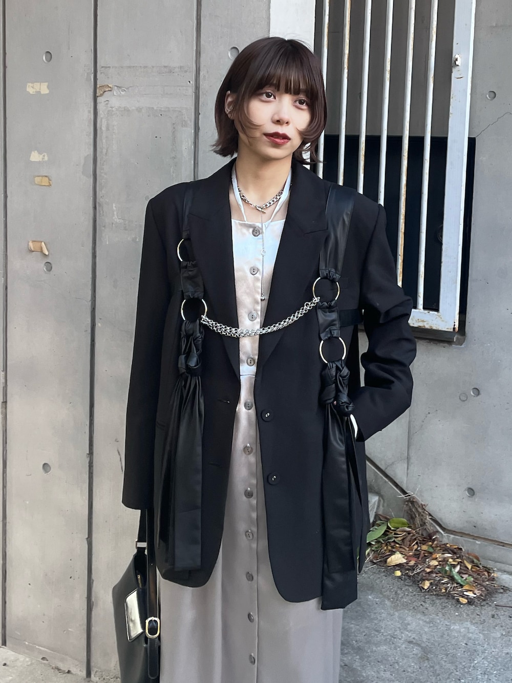 ブラック系のショルダーバッグ、シルバー系のシャツワンピース、ブラック系のテーラードジャケットを着用したレディースの秋コーディネートの2枚目の写真