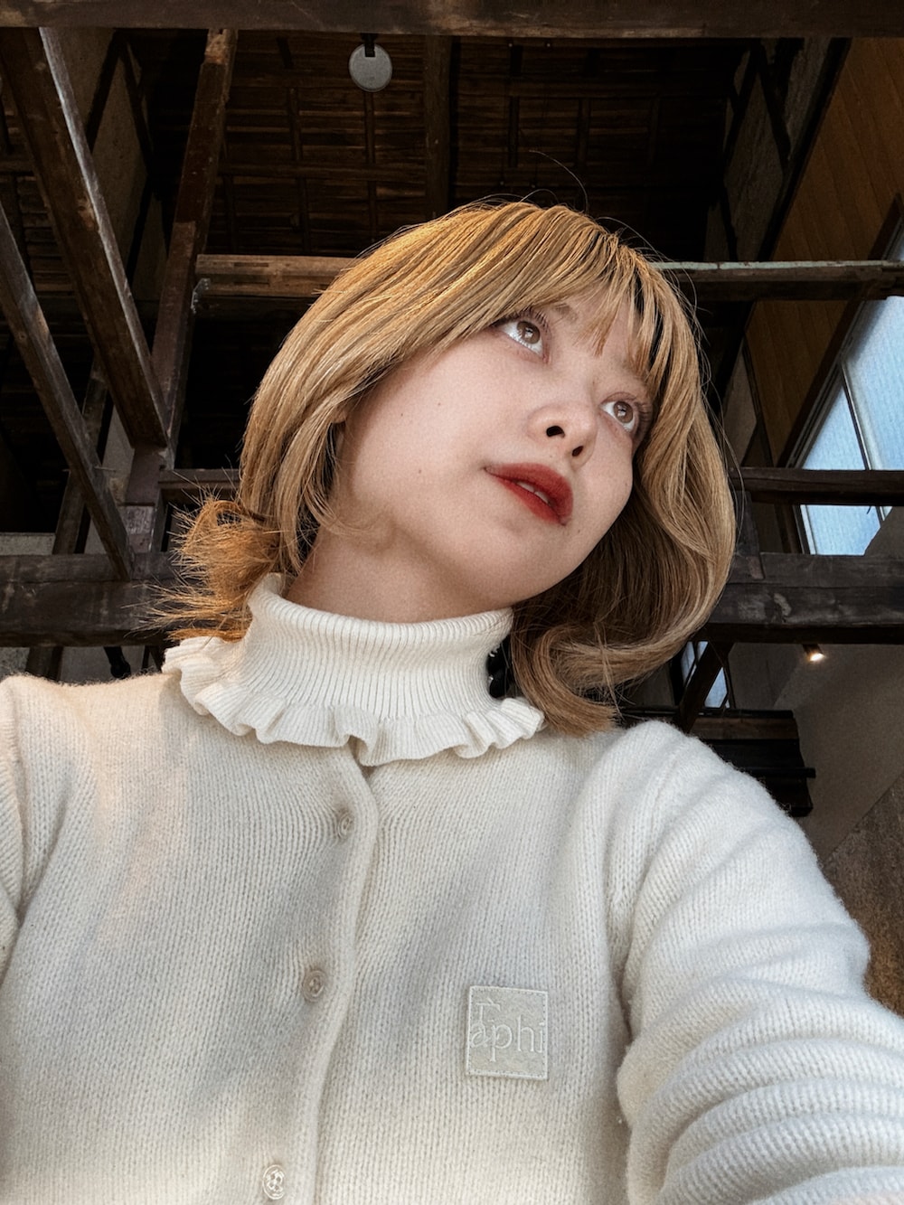 ブラウン系のジャケット/アウター、ブラウン系のバッグ、ブラック系のシューズを着用したレディースの冬コーディネートの4枚目の写真