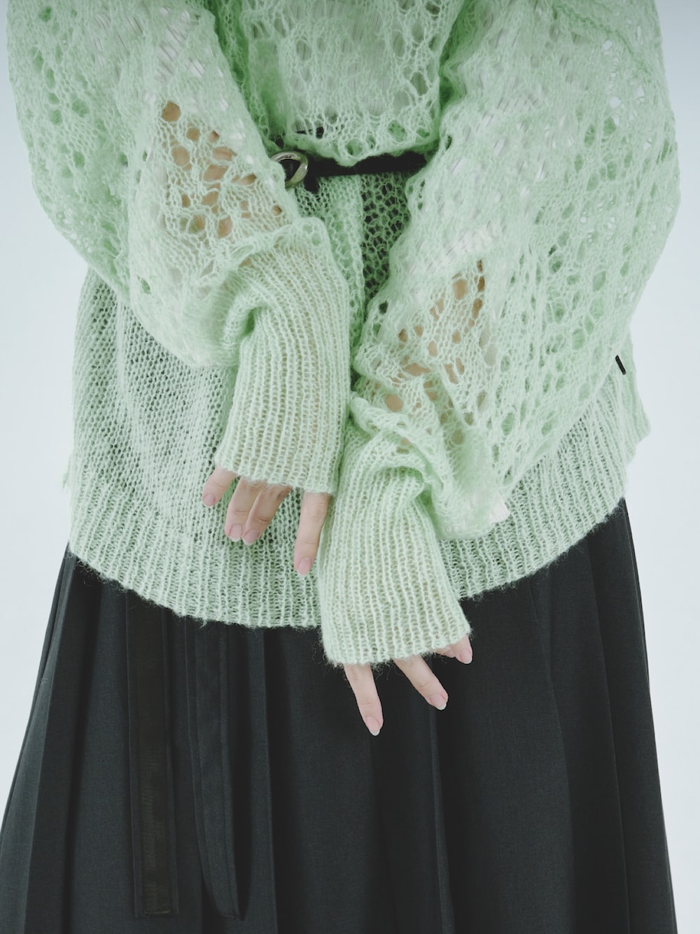 ブルー系のニット/セーター、ブラック系のテーラードジャケット、ホワイト系のワンピースを着用したレディースの冬コーディネートの5枚目の写真