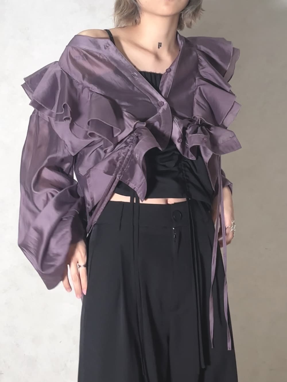 パープル系のシャツ/ブラウス、ブラック系のスラックスを着用したレディースの夏コーディネートの2枚目の写真